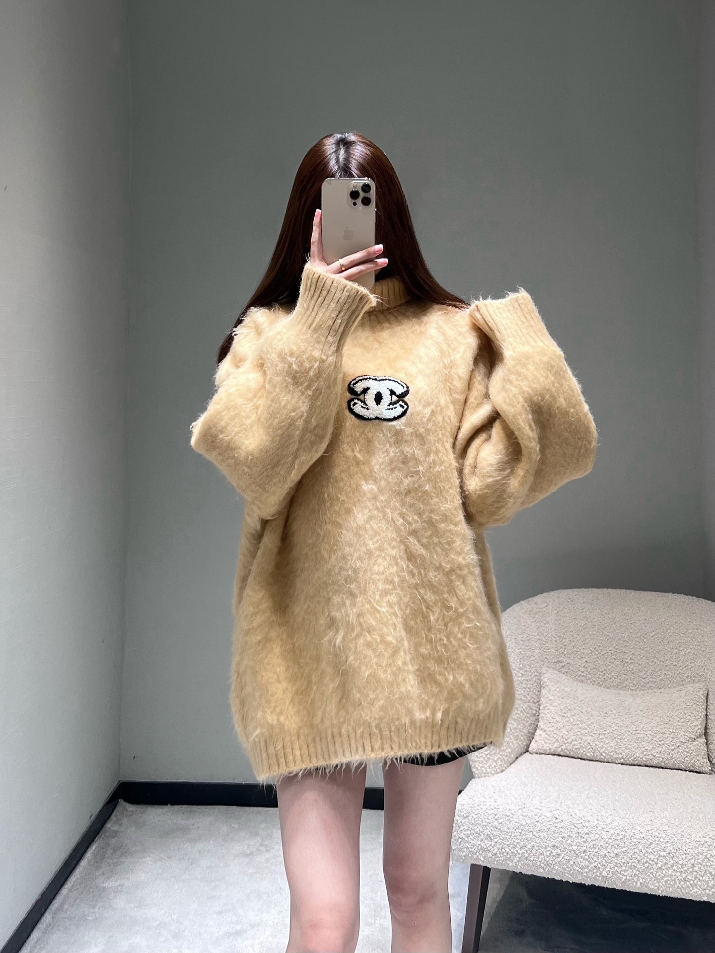 NO:695325,Chan*L 2026SS Early Spring New Product Series // Camel sweater is made of soft and waxy plush fabric, with a gentle fluffy feel. The upper body is skin-friendly and warm. The slightly high collar raw edge design on the neckline adds a casual retro accent; the body is embellished with classic double C embroidered labels, which cleverly combines light luxury fragrance elements with a sense of leisure. SML,,chanel,19860909Chan*L 2026SS早春新品系列//驼色针织衫软糯的毛绒面料,自带温柔的蓬松感,上身亲肤又保暖,领口采用微高领的毛边设计增添了随性的复古腔调；衣身点缀经典双C刺绣贴标,将轻奢的香风元素与休闲感巧妙融合.SML,,chanel,,Women's clothing