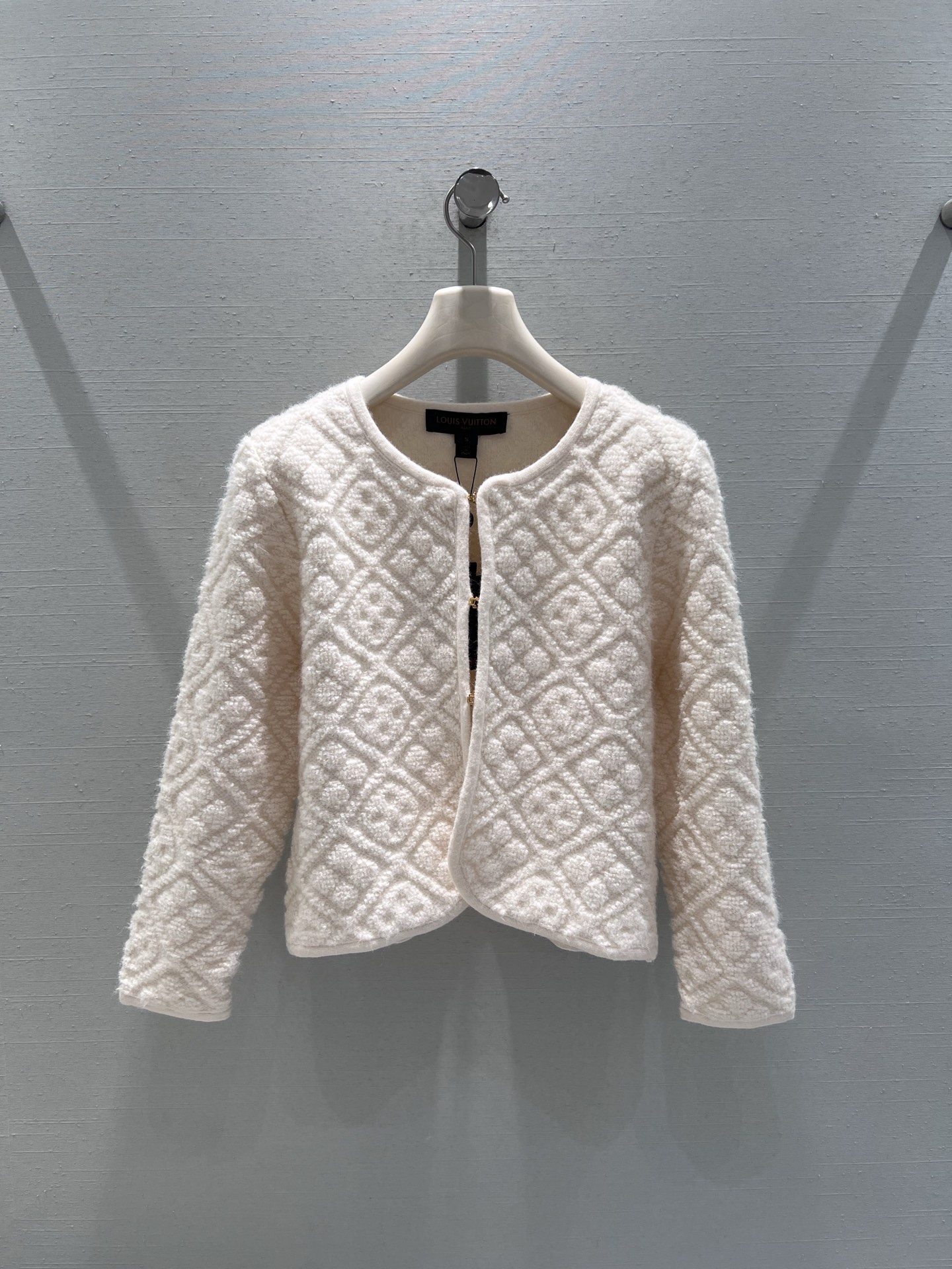 NO:695327,Tops and skirts support exchange Louis Vit**on 2025FW limited new product series // The diamond texture off-white knitted suit is made of three-dimensional diamond jacquard texture fabric, which is soft and waxy to the touch and rich in texture, adding a sense of retro sophistication. The top is a simple round-neck cardigan design, and the short skirt raises the waistline, perfectly showing the body proportions. SML real shot details, louis vuitton, skirts,19860909上衣 短裙支持换款Louis Vit**on 2025FW限定新品系列//菱格肌理米白针织套装整套采用立体的菱格提花肌理面料,触感软糯且富有质感,增添了复古的精致感,上衣为简约的圆领开衫设计,短裙拉高腰线,完美呈现身材比例.SML实拍细节,,louis vuitton,skirts,,Women's clothing