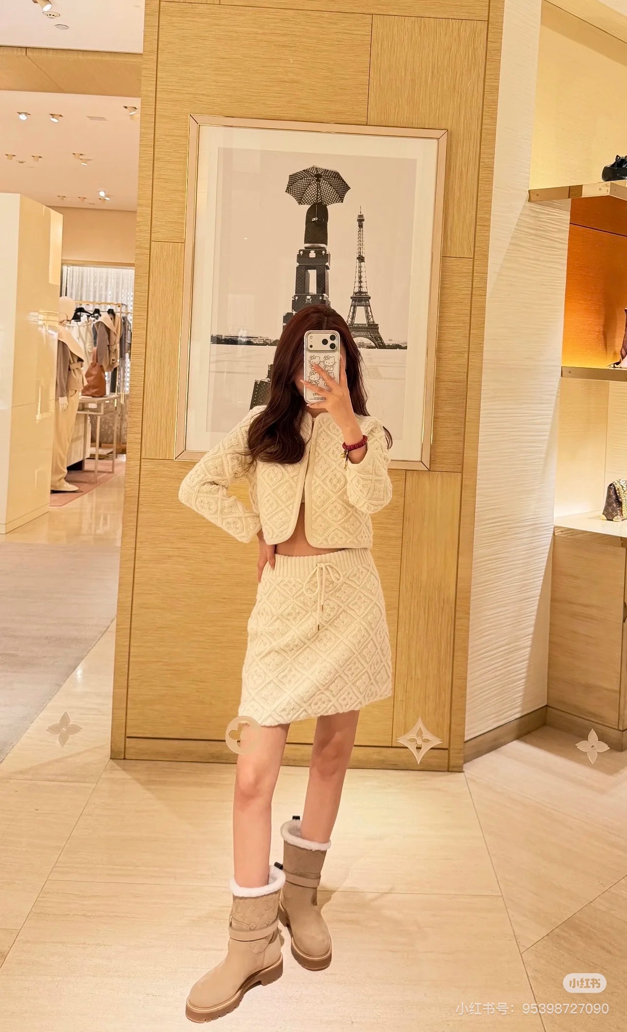 NO:695332,Top, short skirt Louis Vit**on 2025FW limited new product series // The entire set of diamond texture off-white knitted suit is made of three-dimensional diamond jacquard texture fabric, which is soft and waxy to the touch and rich in texture, adding a sense of retro sophistication. The top is a simple round-neck cardigan design, and the short skirt raises the waistline, perfectly showing the body proportions. SML,, louis vuitton, skirts,19860909上衣 短裙Louis Vit**on 2025FW限定新品系列//菱格肌理米白针织套装整套采用立体的菱格提花肌理面料,触感软糯且富有质感,增添了复古的精致感,上衣为简约的圆领开衫设计,短裙拉高腰线,完美呈现身材比例.SML,,louis vuitton,skirts,,Women's clothing