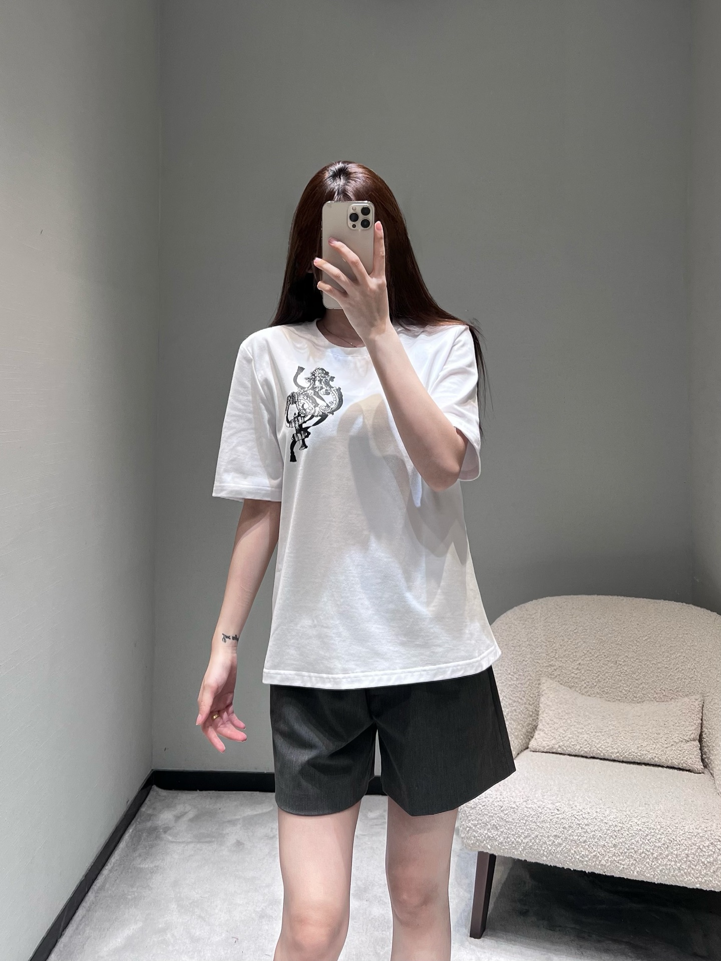 NO:696099,Herm*s 2026SS early spring new product series // Printed short-sleeved T-shirt round neck version, ultra-artistic printing pattern, adding a sense of design, cotton fabric feels comfortable, soft and breathable; fine workmanship, smooth seams, durable and not easy to deform. Five colors available. SML, hermes, T-shirt, tees, t-shirt,19860909Herm*s2026SS早春新品系列//印花短袖T恤圆领版型,超艺术感印花图案,增添设计感,棉质面料手感舒适柔软透气；做工精细,锁边平整,耐穿不易变形.五色可选.SML,,hermes,T-shirt,tees，t-shirt,,Women's clothing