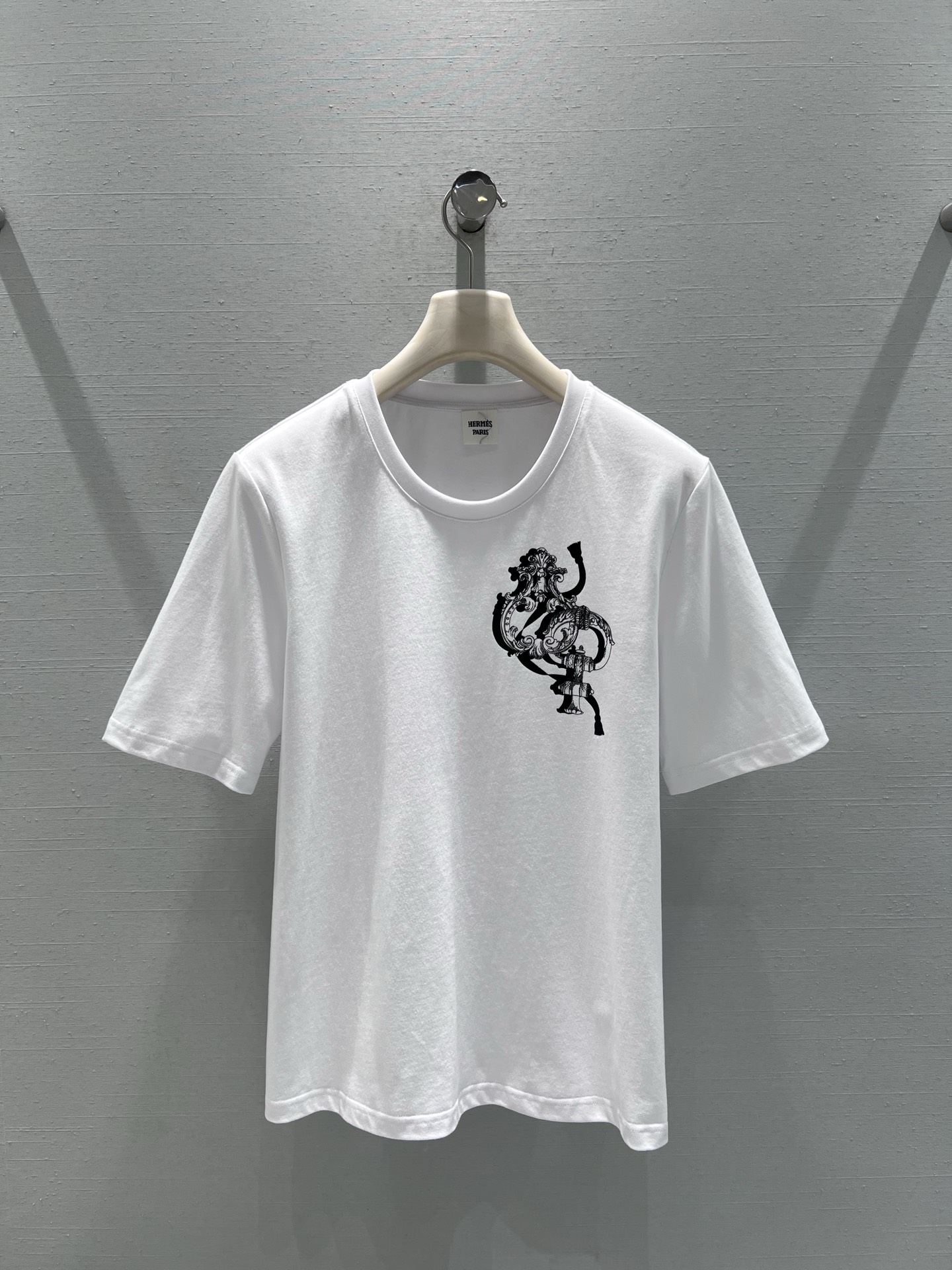 NO:696091,lSupport exchange for Herm*s 2026SS early spring new product series // Printed short-sleeved T-shirt round neck version, ultra-artistic printing pattern, adding a sense of design, cotton fabric feels comfortable, soft and breathable; fine workmanship, smooth seams, durable and not easy to deform. Five colors available. SML real shot details, hermes, loro piana, T-shirt, tees, t-shirt,19860909l支持换款Herm*s2026SS早春新品系列//印花短袖T恤圆领版型,超艺术感印花图案,增添设计感,棉质面料手感舒适柔软透气；做工精细,锁边平整,耐穿不易变形.五色可选.SML实拍细节,,hermes,loro piana,T-shirt,tees，t-shirt,,Women's clothing