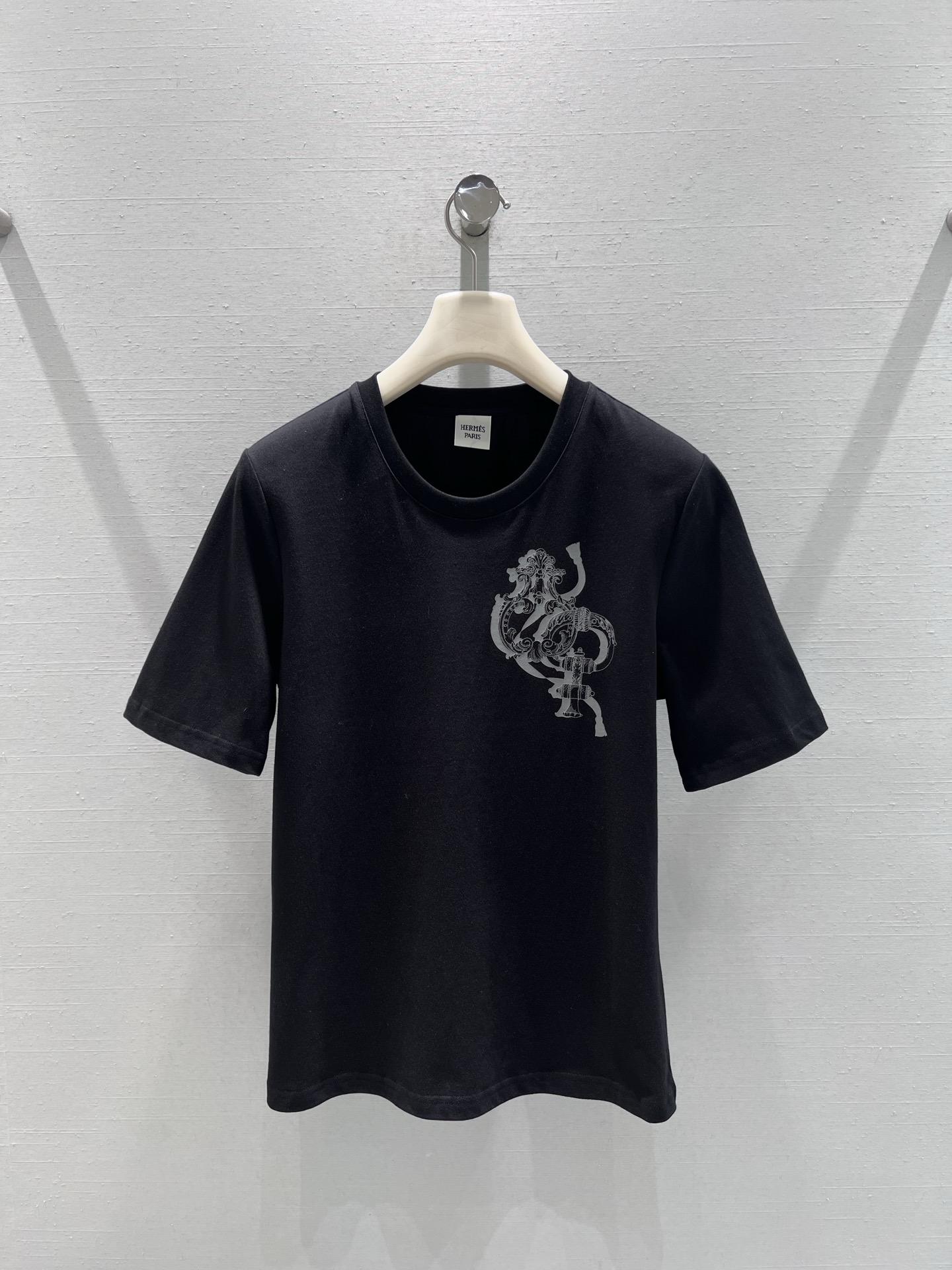 NO:696062,Support exchange Herm*s 2026SS early spring new product series // Printed short-sleeved T-shirt round neck version, super artistic printing pattern, adding a sense of design, cotton fabric feels comfortable, soft and breathable; fine workmanship, smooth seams, durable and not easy to deform. Five colors available. SML real shot details, hermes, T-shirt, tees, t-shirt,19860909支持换款Herm*s2026SS早春新品系列//印花短袖T恤圆领版型,超艺术感印花图案,增添设计感,棉质面料手感舒适柔软透气；做工精细,锁边平整,耐穿不易变形.五色可选.SML实拍细节,,hermes,T-shirt,tees，t-shirt,,Women's clothing