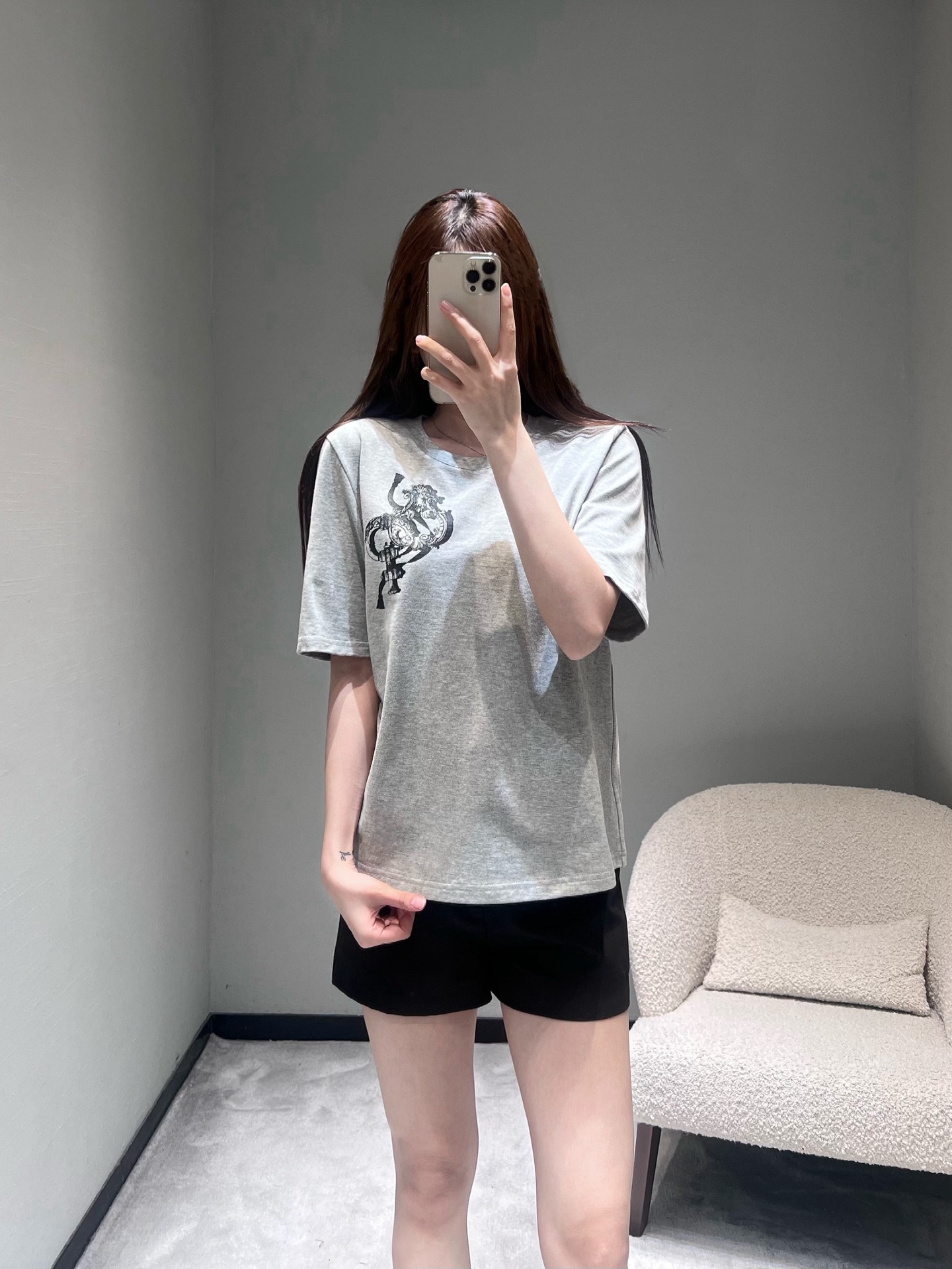 NO:696074,Herm*s 2026SS early spring new product series // Printed short-sleeved T-shirt round neck version, ultra-artistic printing pattern, adding a sense of design, cotton fabric feels comfortable, soft and breathable; fine workmanship, smooth seams, durable and not easy to deform. Five colors available. SML, hermes, T-shirt, tees, t-shirt,19860909Herm*s2026SS早春新品系列//印花短袖T恤圆领版型,超艺术感印花图案,增添设计感,棉质面料手感舒适柔软透气；做工精细,锁边平整,耐穿不易变形.五色可选.SML,,hermes,T-shirt,tees，t-shirt,,Women's clothing