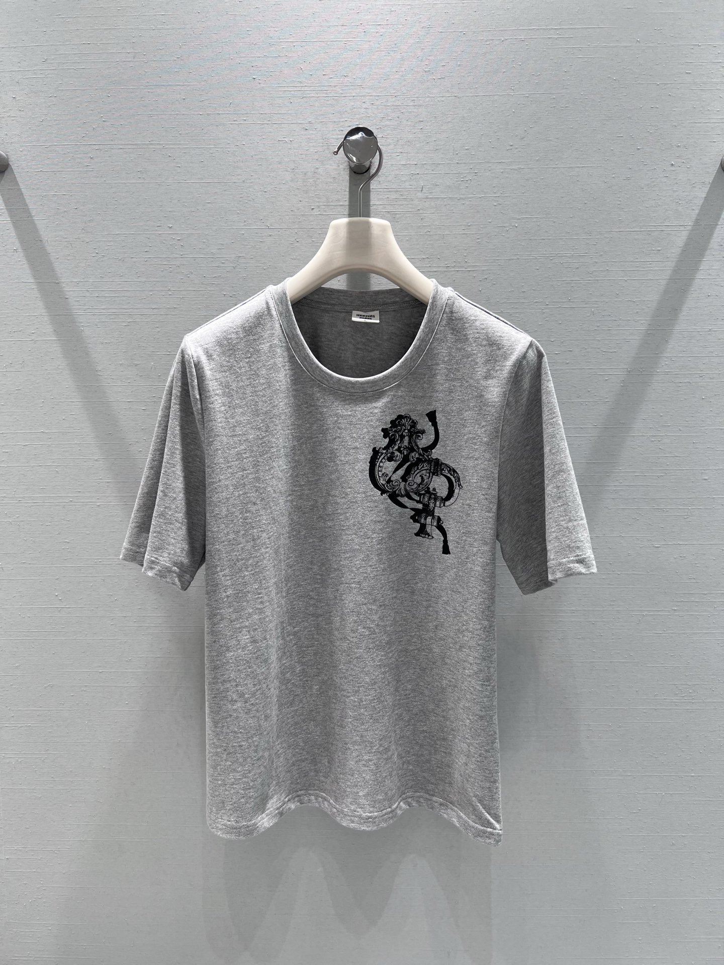 NO:696069,Support exchange Herm*s 2026SS early spring new product series // Printed short-sleeved T-shirt round neck version, super artistic printing pattern, adding a sense of design, cotton fabric feels comfortable, soft and breathable; fine workmanship, smooth seams, durable and not easy to deform. Five colors available. SML real shot details, hermes, T-shirt, tees, t-shirt,19860909支持换款Herm*s2026SS早春新品系列//印花短袖T恤圆领版型,超艺术感印花图案,增添设计感,棉质面料手感舒适柔软透气；做工精细,锁边平整,耐穿不易变形.五色可选.SML实拍细节,,hermes,T-shirt,tees，t-shirt,,Women's clothing