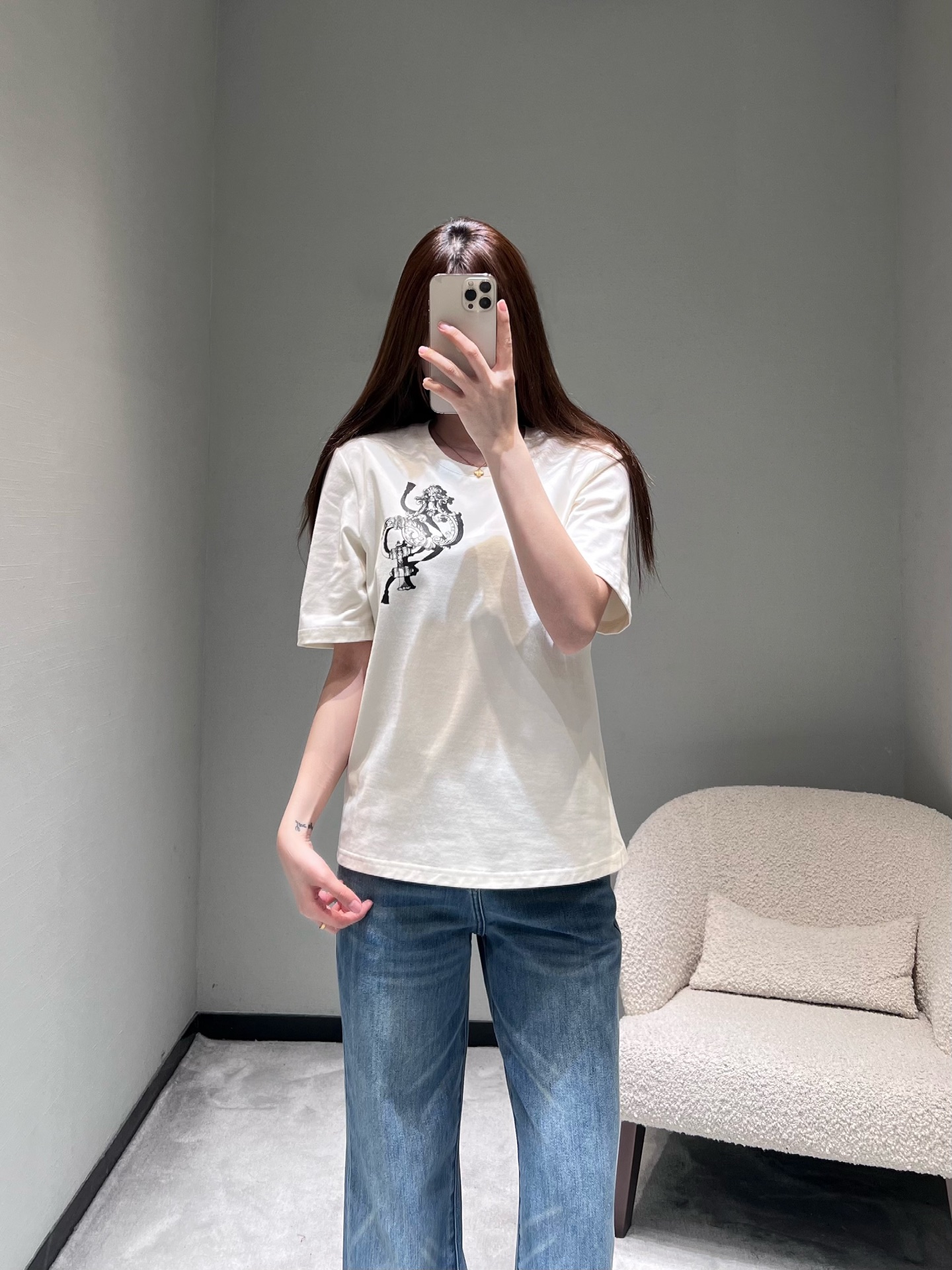 NO:696080,Herm*s 2026SS early spring new product series // Printed short-sleeved T-shirt round neck version, ultra-artistic printing pattern, adding a sense of design, cotton fabric feels comfortable, soft and breathable; fine workmanship, smooth seams, durable and not easy to deform. Five colors available. SML, hermes, T-shirt, tees, t-shirt,19860909Herm*s2026SS早春新品系列//印花短袖T恤圆领版型,超艺术感印花图案,增添设计感,棉质面料手感舒适柔软透气；做工精细,锁边平整,耐穿不易变形.五色可选.SML,,hermes,T-shirt,tees，t-shirt,,Women's clothing