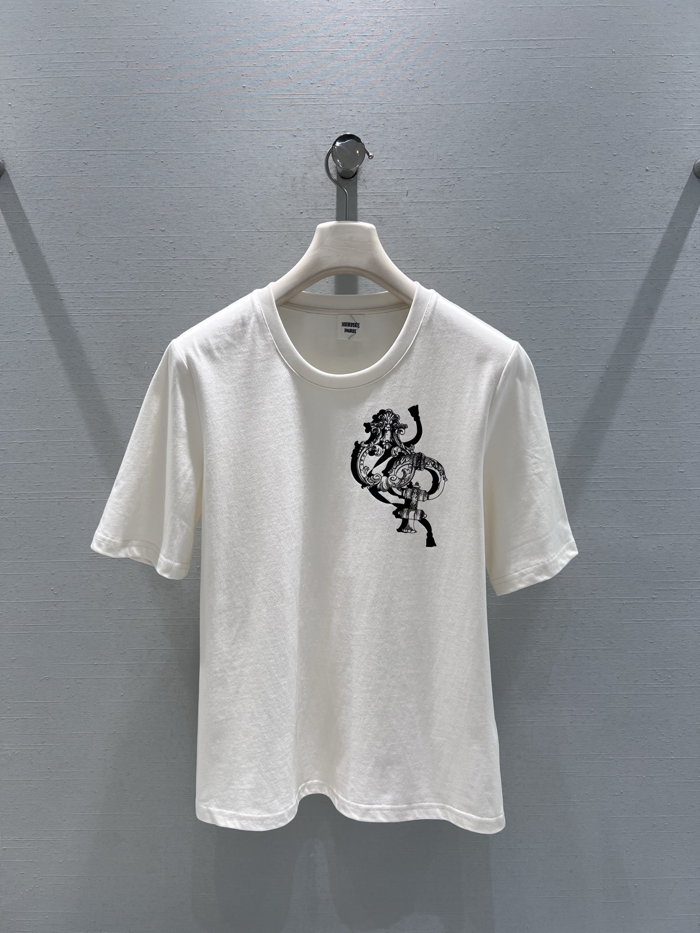 NO:696077,Support exchange Herm*s 2026SS early spring new product series // Printed short-sleeved T-shirt round neck version, super artistic printing pattern, adding a sense of design, cotton fabric feels comfortable, soft and breathable; fine workmanship, smooth seams, durable and not easy to deform. Five colors available. SML real shot details, hermes, T-shirt, tees, t-shirt,19860909支持换款Herm*s2026SS早春新品系列//印花短袖T恤圆领版型,超艺术感印花图案,增添设计感,棉质面料手感舒适柔软透气；做工精细,锁边平整,耐穿不易变形.五色可选.SML实拍细节,,hermes,T-shirt,tees，t-shirt,,Women's clothing