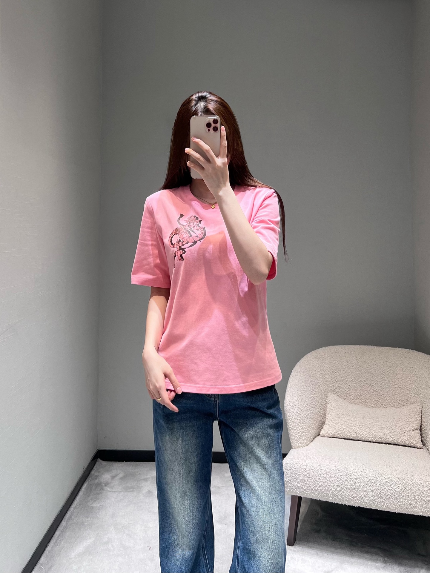 NO:696088,Herm*s 2026SS early spring new product series // Printed short-sleeved T-shirt round neck version, ultra-artistic printing pattern, adding a sense of design, cotton fabric feels comfortable, soft and breathable; fine workmanship, smooth seams, durable and not easy to deform. Five colors available. SML, hermes, T-shirt, tees, t-shirt,19860909Herm*s2026SS早春新品系列//印花短袖T恤圆领版型,超艺术感印花图案,增添设计感,棉质面料手感舒适柔软透气；做工精细,锁边平整,耐穿不易变形.五色可选.SML,,hermes,T-shirt,tees，t-shirt,,Women's clothing