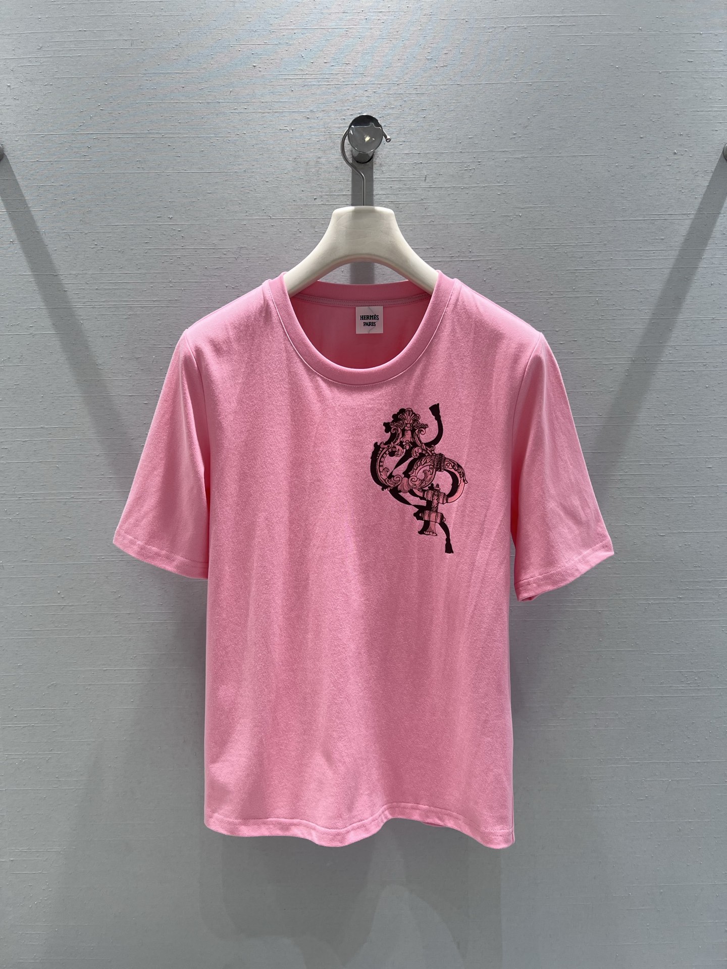 NO:696082,Support exchange Herm*s 2026SS early spring new product series // Printed short-sleeved T-shirt round neck version, super artistic printing pattern, adding a sense of design, cotton fabric feels comfortable, soft and breathable; fine workmanship, smooth seams, durable and not easy to deform. Five colors available. SML real shot details, hermes, T-shirt, tees, t-shirt,19860909支持换款Herm*s2026SS早春新品系列//印花短袖T恤圆领版型,超艺术感印花图案,增添设计感,棉质面料手感舒适柔软透气；做工精细,锁边平整,耐穿不易变形.五色可选.SML实拍细节,,hermes,T-shirt,tees，t-shirt,,Women's clothing