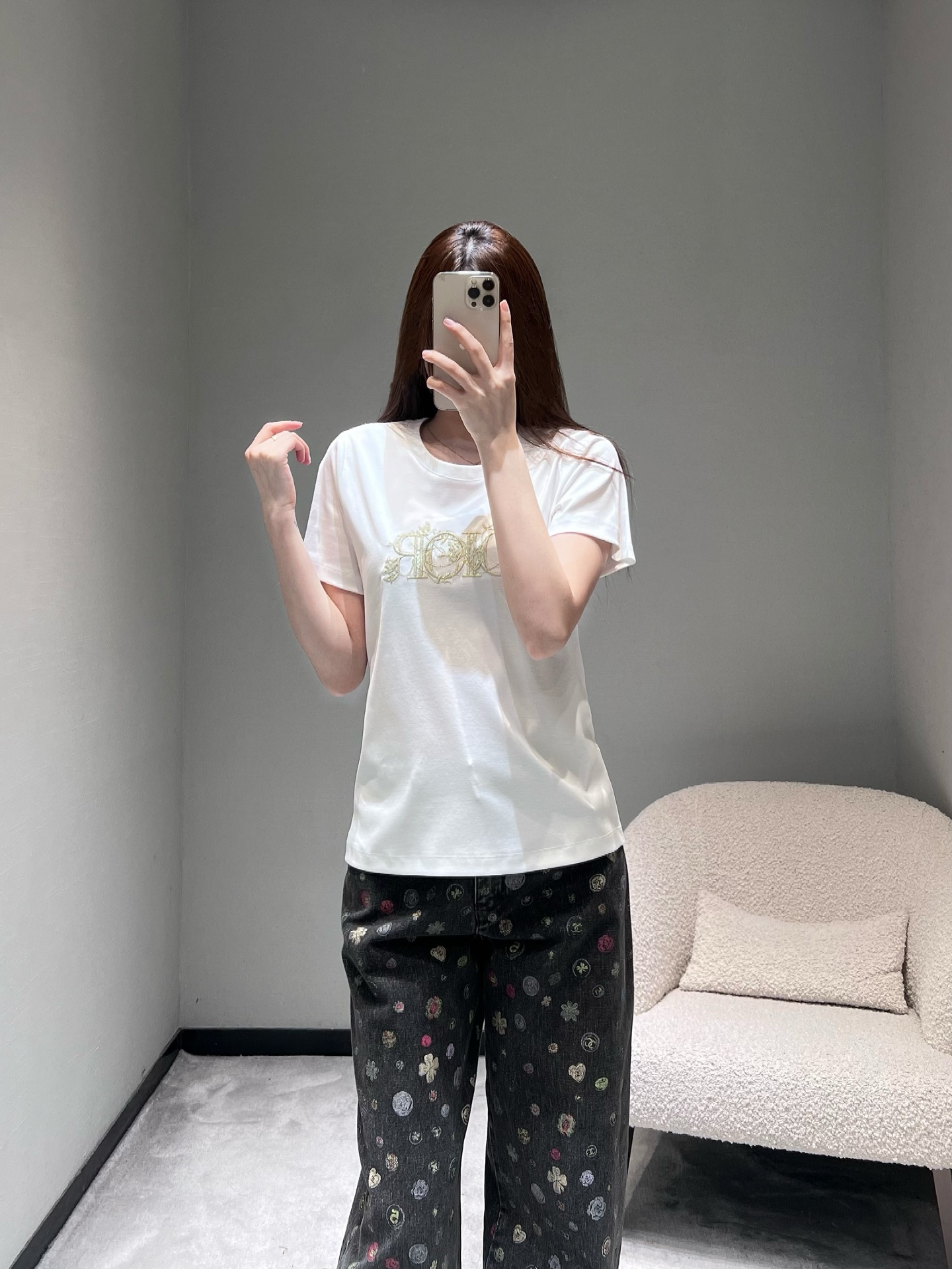 NO:696093,DIO*26SS early spring new product series //Flower letter short-sleeved T-shirt. The exquisite flower vines surround the embroidery patch pattern of the CD letters. It is full of details and simple yet reveals a light luxury texture; the round neck version is classic and versatile, and the high-count cotton fabric is breathable and skin-friendly. SML,, dior, T-shirt, tees, t-shirt,19860909DIO*26SS早春新品系列//花枝字母短袖T恤精致的花卉藤蔓环绕CD字母的刺绣贴布工艺图案,细节感拉满,简约中透着轻奢质感；圆领版型经典百搭,高支棉面料,透气亲膚.SML,,dior,T-shirt,tees，t-shirt,,Women's clothing