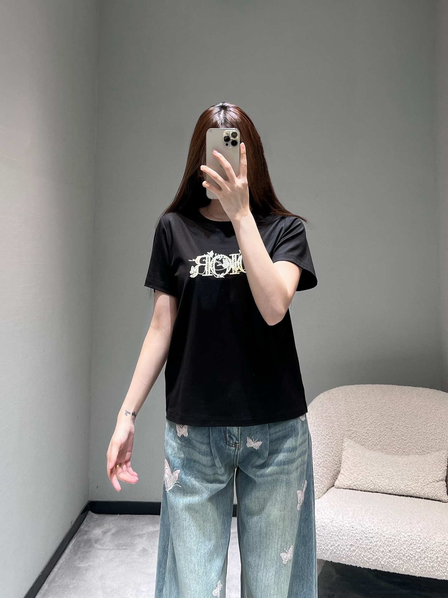 NO:696104,DIO*26SS early spring new product series //Flower letter short-sleeved T-shirt. The exquisite flower vines surround the embroidery patch pattern of the CD letters. It is full of details and simple yet reveals a light luxury texture; the round neck version is classic and versatile, and the high-count cotton fabric is breathable and skin-friendly. SML,, dior, T-shirt, tees, t-shirt,19860909DIO*26SS早春新品系列//花枝字母短袖T恤精致的花卉藤蔓环绕CD字母的刺绣贴布工艺图案,细节感拉满,简约中透着轻奢质感；圆领版型经典百搭,高支棉面料,透气亲膚.SML,,dior,T-shirt,tees，t-shirt,,Women's clothing