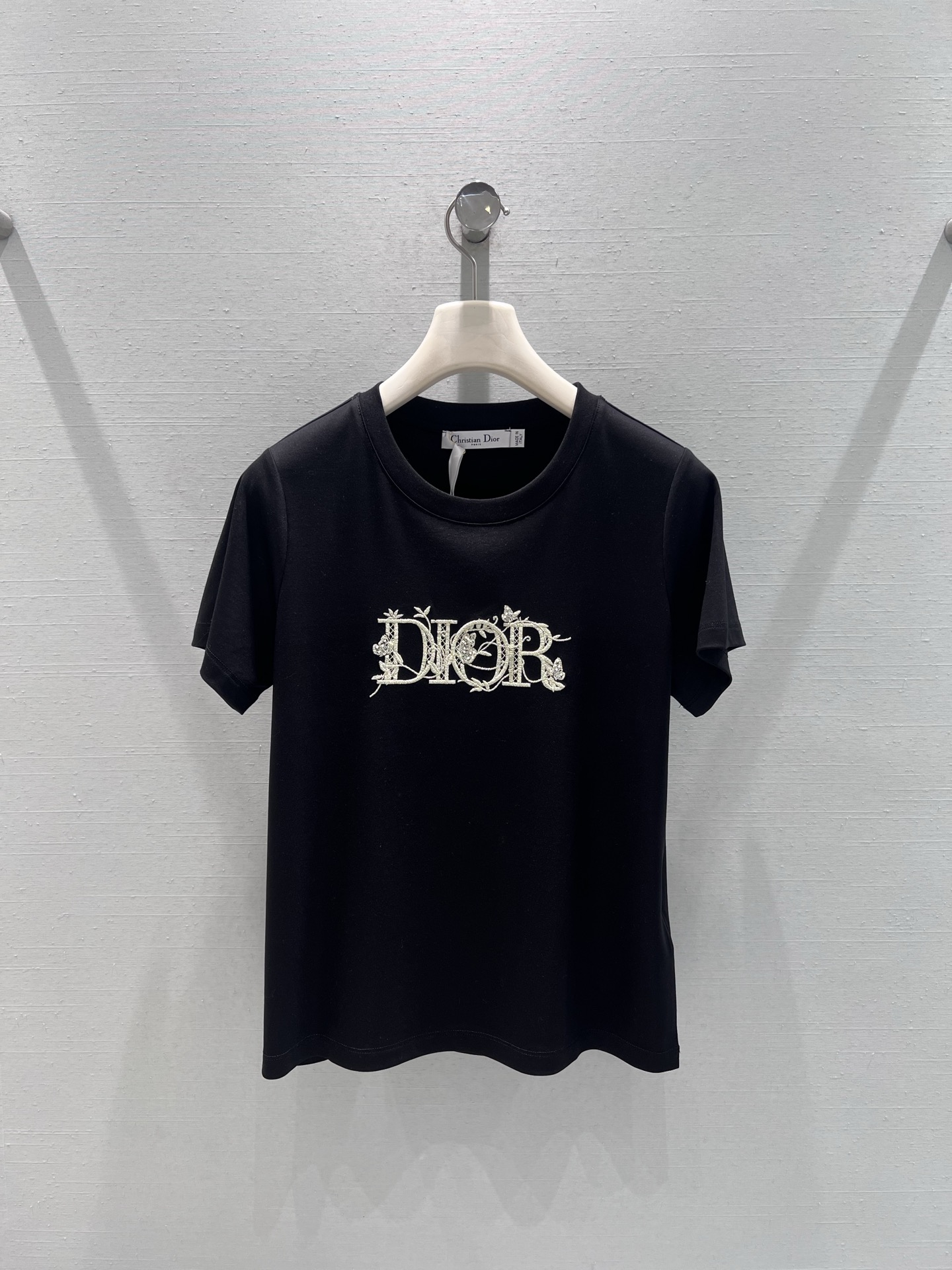 NO:696100,Support exchange DIO*26SS early spring new product series // Flowery Letters Short-sleeved T-shirt. Exquisite flower vines surround the embroidery patch pattern of CD letters, full of details, simple and light luxury texture; round neck version is classic and versatile, high-count cotton fabric, breathable and skin-friendly. SML real shot details, dior, T-shirt, tees, t-shirt,19860909支持换款DIO*26SS早春新品系列//花枝字母短袖T恤精致的花卉藤蔓环绕CD字母的刺绣贴布工艺图案,细节感拉满,简约中透着轻奢质感；圆领版型经典百搭,高支棉面料,透气亲膚.SML实拍细节,,dior,T-shirt,tees，t-shirt,,Women's clothing