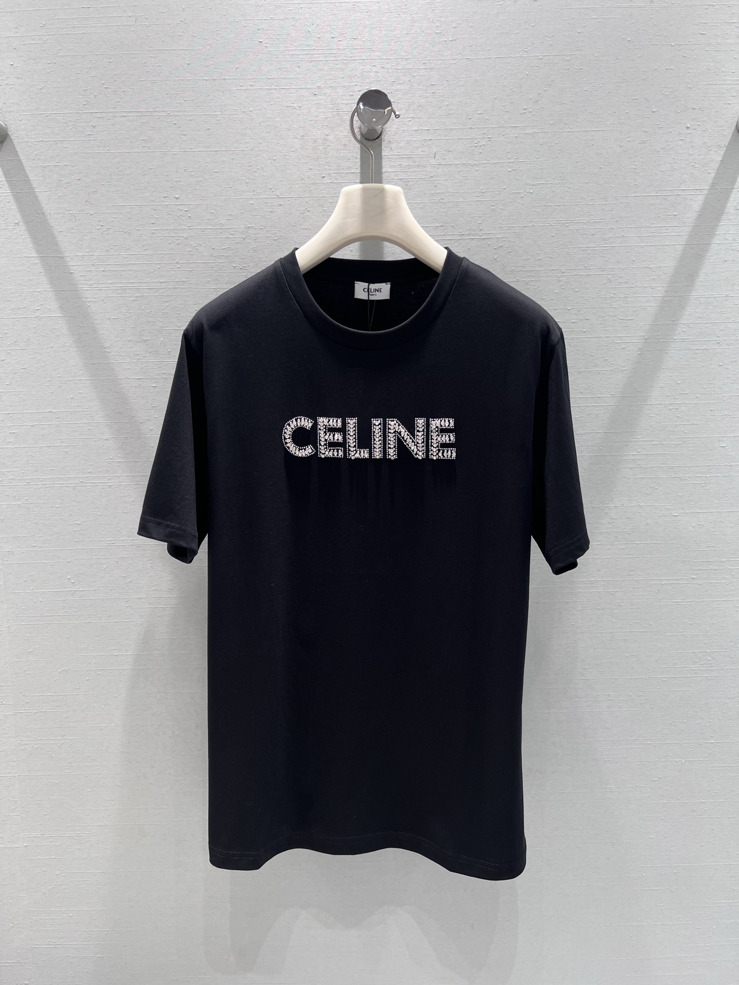 NO:696120,Support CElin*2026SS early spring new series //Letter short-sleeved T-shirt with bright diamond beading technology on the chest, round neck basic version, crisp and soft high-quality cotton material, simple and low-key, and texture in the details. Black and white SML real shot details,,celine,T-shirt,tees,t-shirt,19860909支持换款CElin*2026SS早春上新系列//字母短袖T恤胸前亮钻钉珠工艺,圆领基础版型,挺括又柔软的高质感棉料,简约中透着低调,细节处显质感.黑白两色 SML实拍细节,,celine,T-shirt,tees，t-shirt,,Women's clothing