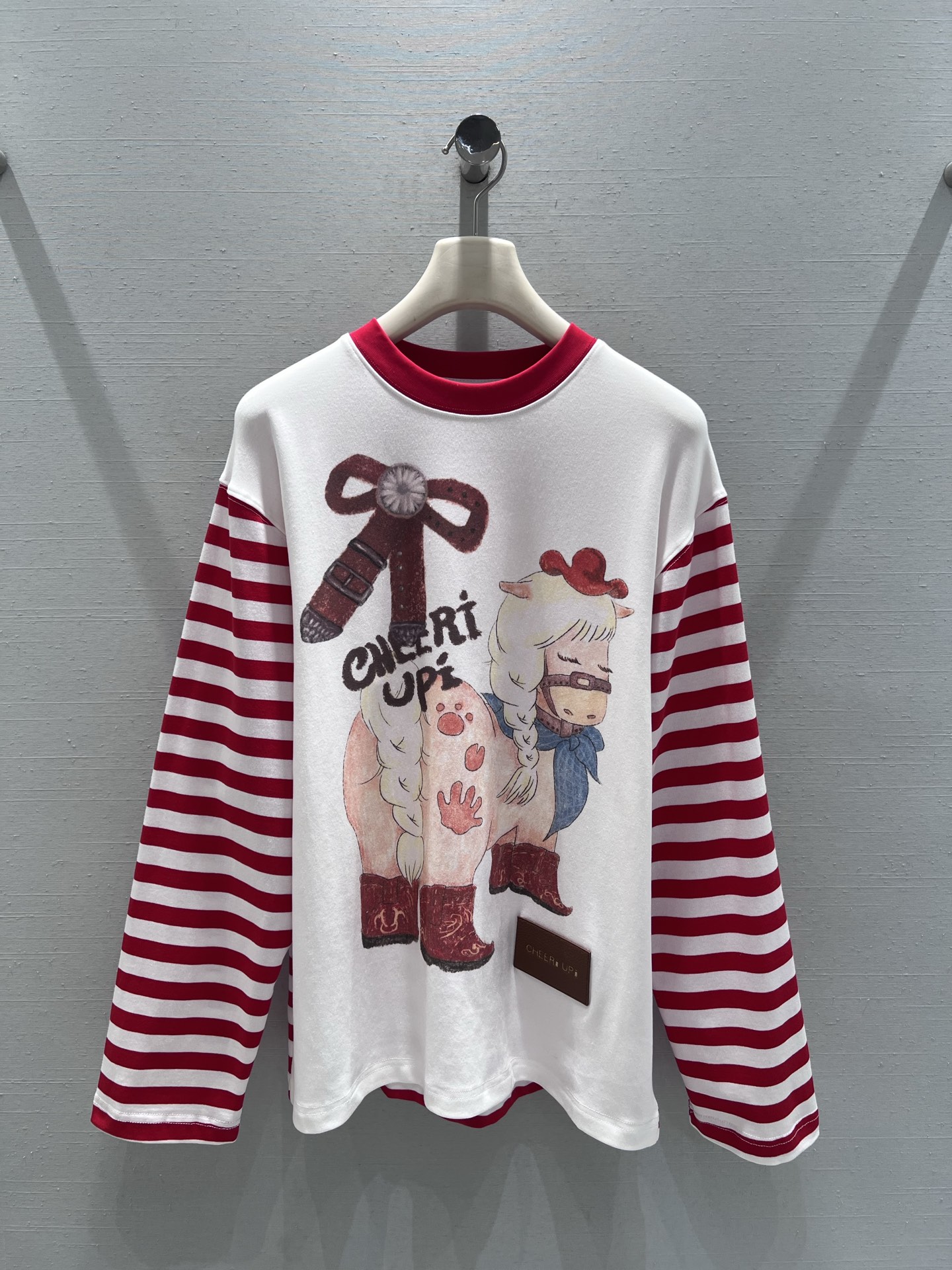 NO:697002,Support exchange CHEER*UPi*26SS early spring new series // Contrast color cartoon print splicing long-sleeved top is a casual item full of childlike fun and trendy feeling. The collar and cuffs are matched with classic red and white stripes, the contrasting effect is bright and lively; the body is printed with cartoon lamb patterns and letter decorations, the pattern is vivid and three-dimensional, adding childlike fun and artistic sense. SML real shot details,,19860909支持换款 CHEER*UPi*26SS早春新款系列//撞色卡通印花拼接长袖上衣充满童趣与潮流感的休闲单品,领口和袖口搭配经典红白条纹拼接,撞色效果鲜明又活泼；衣身印有卡通小羊图案与字母装饰,图案生动立体,增添了童趣与艺术感.SML实拍细节,,,Women's clothing