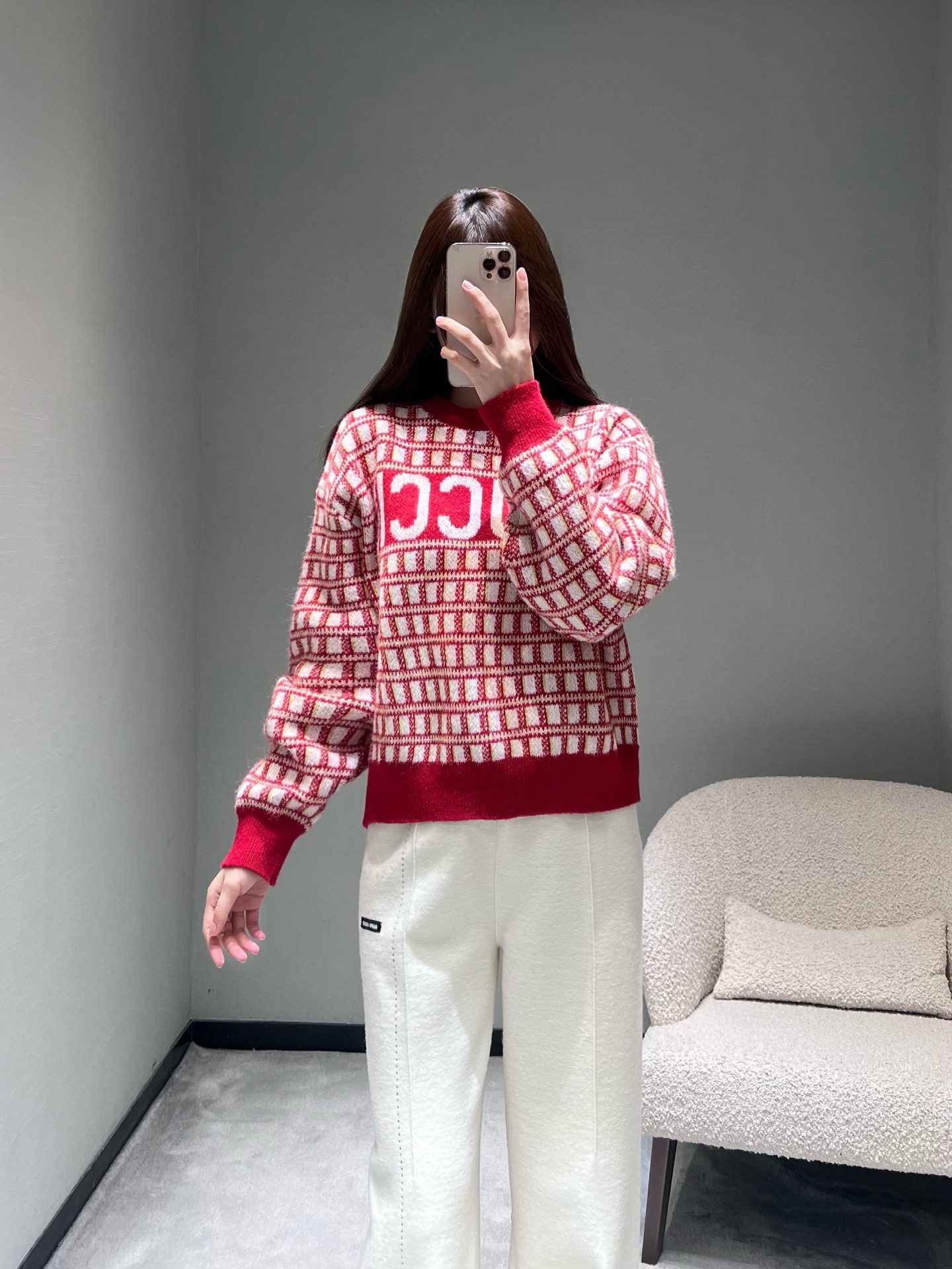 NO:696999,Guc*i26SS new early spring series // GG red and white plaid letter knitted sweater The red and white contrasting plaid is used as the main texture, which is retro and eye-catching; the double G letter logo is eye-catchingly printed on the front, and the pure red rib closing on the collar, cuffs and hem echoes the plaid, making the overall design more layered. SML,,gucci,sweaters,19860909Guc*i26SS早春新品系列//GG红白格纹字母针织毛衣红白撞色格纹作为主体纹理,复古又亮眼；正面醒目印有双G字母标识,领口、袖口与下摆的纯红罗纹收口,与格纹形成呼应,让整体设计更具层次感.SML,,gucci,sweaters,,Women's clothing