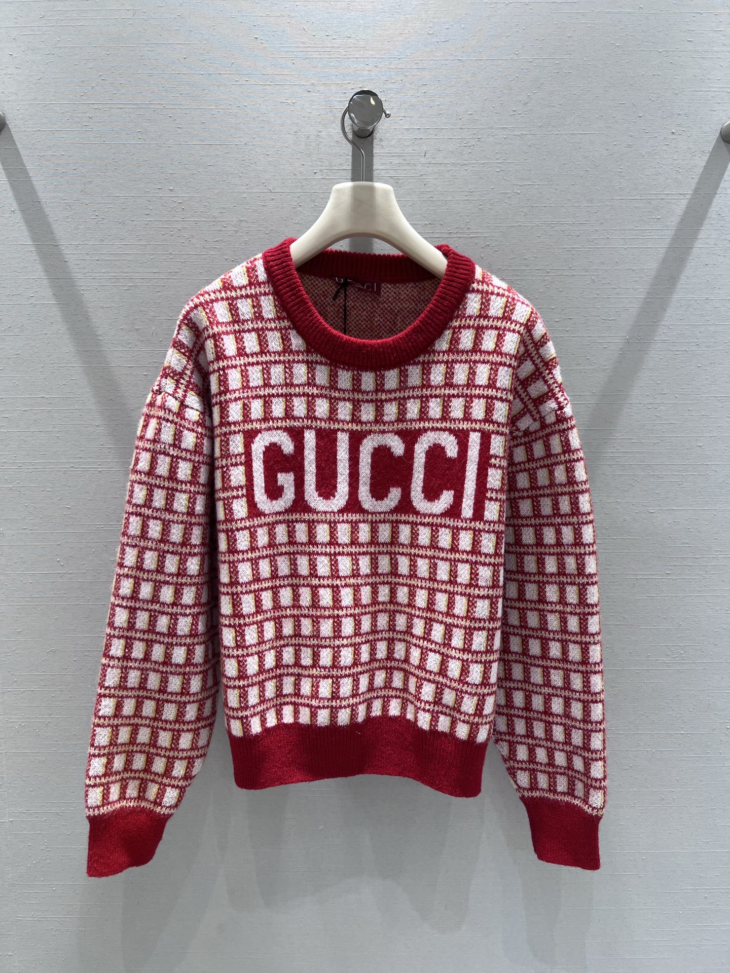 NO:696996,Supports replacement Guc*i26SS early spring new product series // GG red and white plaid letter knitted sweater with red and white contrasting plaid as the main texture, retro and eye-catching; the double G letter logo is eye-catchingly printed on the front, and the pure red rib closing on the collar, cuffs and hem echoes the plaid, making the overall design more layered. SML real shot details,, gucci, sweaters,19860909支持换款Guc*i26SS早春新品系列//GG红白格纹字母针织毛衣红白撞色格纹作为主体纹理,复古又亮眼；正面醒目印有双G字母标识,领口、袖口与下摆的纯红罗纹收口,与格纹形成呼应,让整体设计更具层次感.SML实拍细节,,gucci,sweaters,,Women's clothing