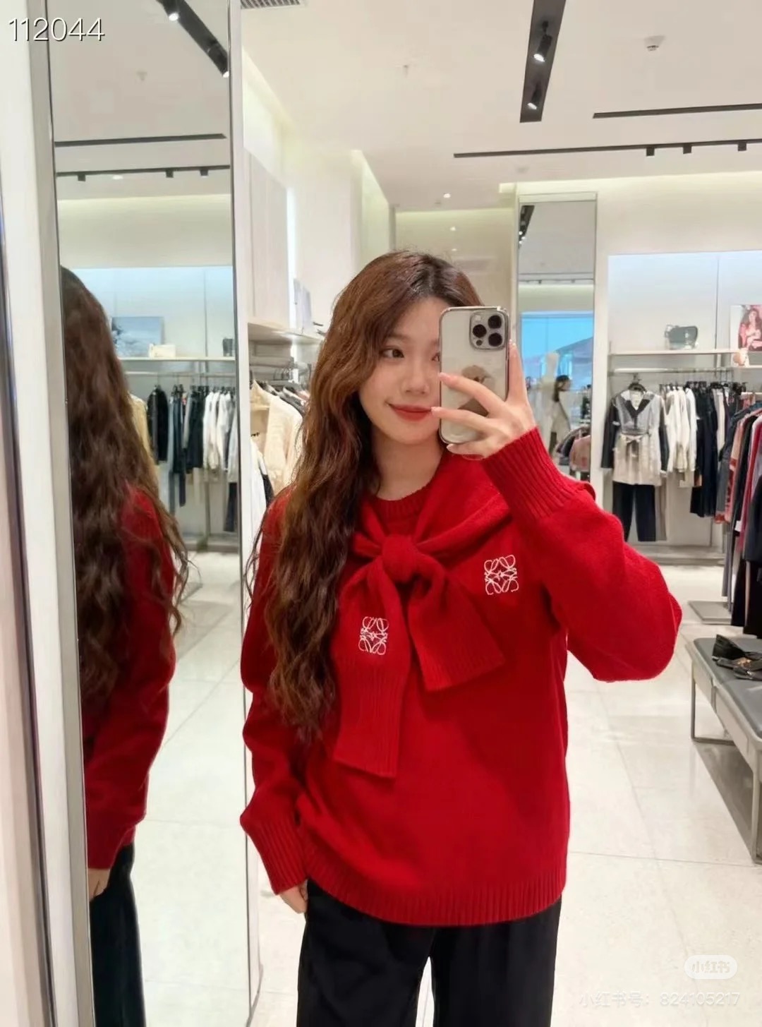 NO:696989,LOEW*2026SS New Early Spring Series // The shawl-style knitted sweater has a pure red tone, with a strong festive atmosphere and whitening effect; it is paired with a detachable shawl design of the same color, and the shawl is embellished with LOE's classic embroidery pattern, which adds a sense of sophistication and creates a simple style. SML,, loewe, sweaters, shawls,19860909LOEW*2026SS 早春新品系列//披肩式针织毛衣纯正的正红色调,自带浓郁的节日氛围与显白效果；搭配同色系可拆卸披肩设计,披肩处点缀LOE经典的刺绣花纹,精致感拉满,打造简约风格.SML,,loewe,sweaters,shawls,,Women's clothing