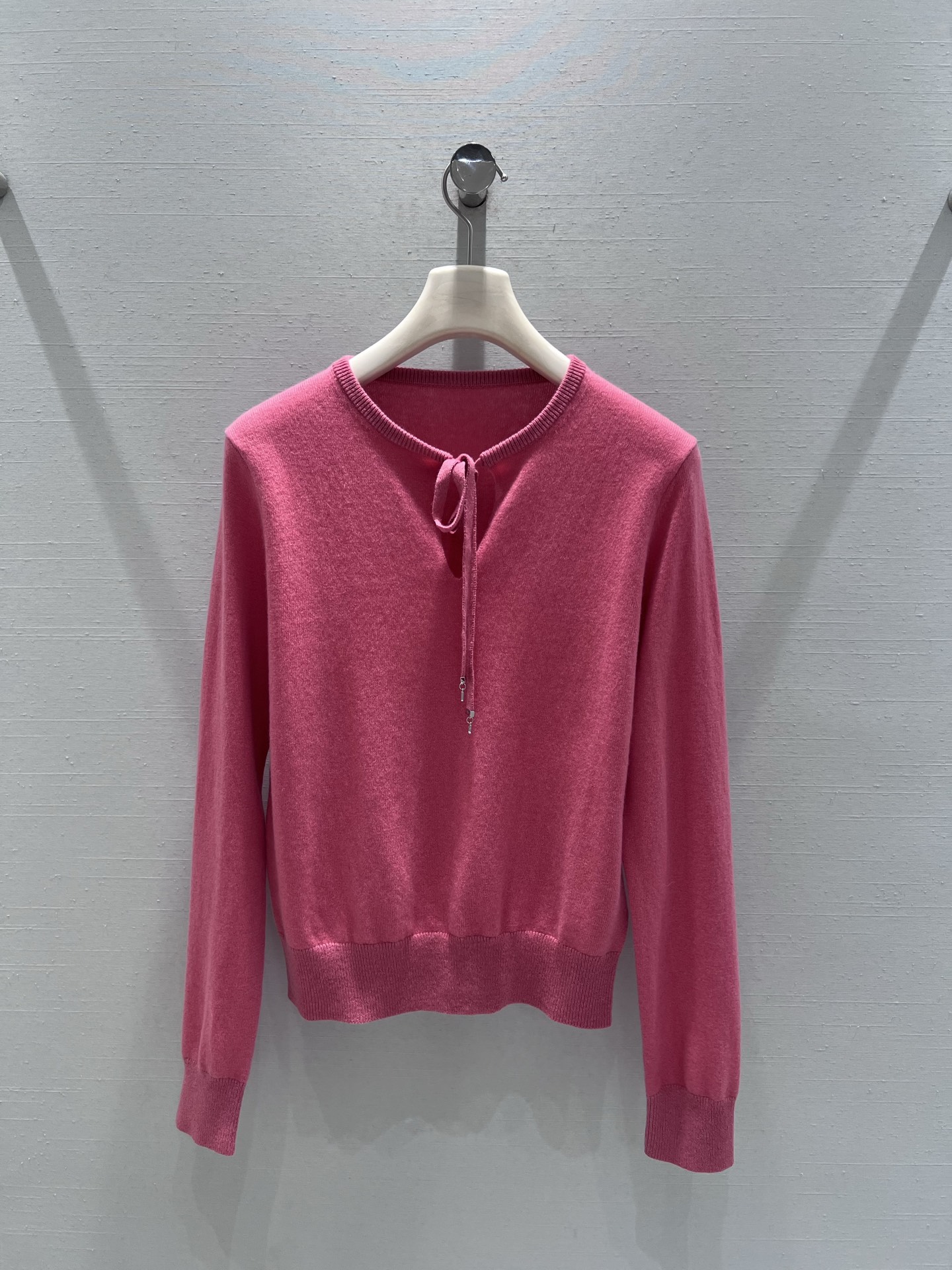 NO:697396,Support for replacement 26SS early spring new series // The lace-up sweater uses a bright rose pink tone to break the dullness of autumn and winter, whitening and improving the complexion; the neckline has a lace-up hollow design, the opening and closing of the neckline can be adjusted freely, creating a delicate V-neck line, a gentle autumn and winter style. SML real shot details,,19860909支持换款26SS早春新款系列//系带针织衫选用亮眼的玫粉色调,打破秋冬的沉闷感,显白又提气色；领口处做了系带镂空设计,可自由调节领口开合度,打造精致V领线条,秋冬温柔气质款.SML实拍细节,,,Women's clothing