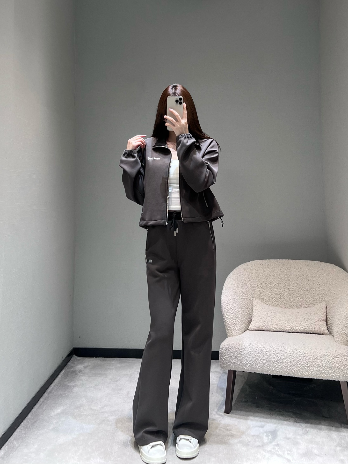 NO:697754,MIU*26SS new early spring series // Sweater jacket, wide-leg pants suit, made of smooth fabric with excellent drape. The top is designed with a zipper jacket and embroidered logo on the chest; the wide-leg pants have a loose and smooth fit, and the thickened fabric is warm and comfortable. The whole set of gray tones is super high-end. SML,,miumiu,hoodie,sweatshirts,jackets & coats,19860909MIU*26SS早春新品系列//卫衣外套阔腿裤套装垂坠感极佳的顺滑面料.上衣采用拉链外套设计,胸前刺绣logo点缀；阔腿裤的版型宽松垂顺,加厚面料保暖舒适,整套灰色调超高级.SML,,miumiu,hoodie,sweatshirts,jackets & coats,,Women's clothing