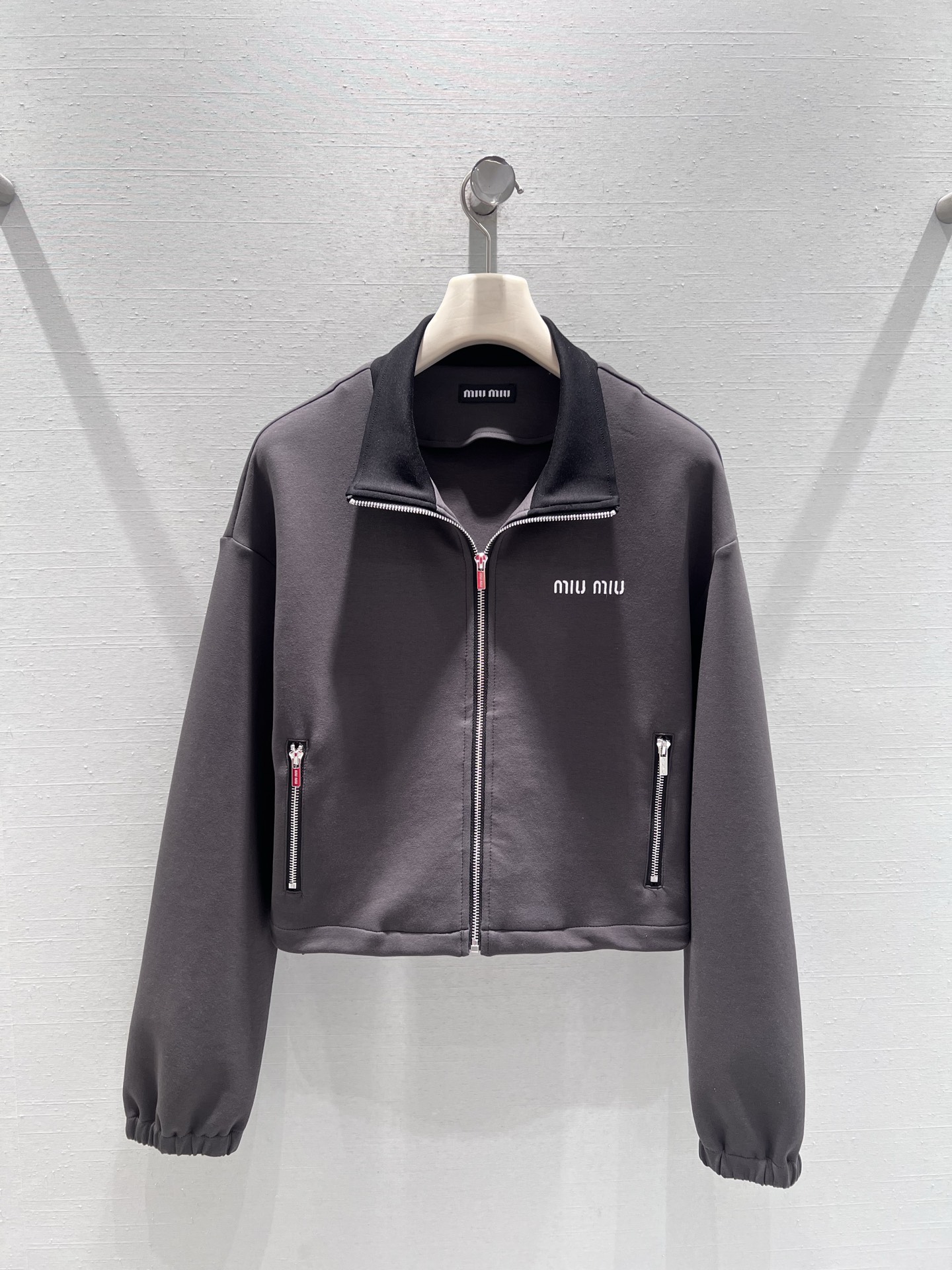 NO:697753,Support exchange MIU*26SS early spring new product series // Sweater coat, wide-leg pants suit, smooth fabric with excellent drape. The top is designed with a zipper jacket and embroidered logo on the chest; the wide-leg pants are loose and smooth, the thickened fabric is warm and comfortable, and the whole set is super high-end in gray. SML real shot details,, miumiu, hoodie, sweatshirts, jackets & coats,19860909支持换款MIU*26SS早春新品系列//卫衣外套阔腿裤套装垂坠感极佳的顺滑面料.上衣采用拉链外套设计,胸前刺绣logo点缀；阔腿裤的版型宽松垂顺,加厚面料保暖舒适,整套灰色调超高级.SML实拍细节,,miumiu,hoodie,sweatshirts,jackets & coats,,Women's clothing