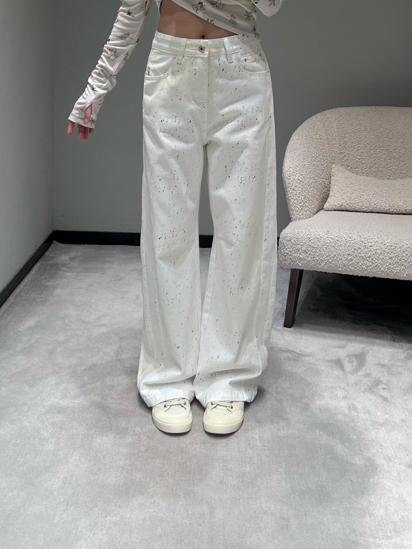 NO:697386,LOEW*2026SS Early spring new product series // Splash-ink jeans are made of pure white denim fabric, decorated with black splash-ink spots, creating a casual street art atmosphere; there are simple embroidery logos on the sides of the pants. It adopts a classic wide-leg version, with loose and drapey trouser legs, which can modify the leg lines. SML,, loewe, jeans,19860909LOEW*2026SS 早春新品系列//泼墨牛仔裤纯净白色牛仔面料,搭配黑色泼墨斑点装饰、营造出随性的街头艺术氛围；裤身侧边带有简约刺绣标识.采用经典阔腿版型,裤管宽松垂坠,能修饰腿部线条.SML,,loewe,jeans,,Women's clothing