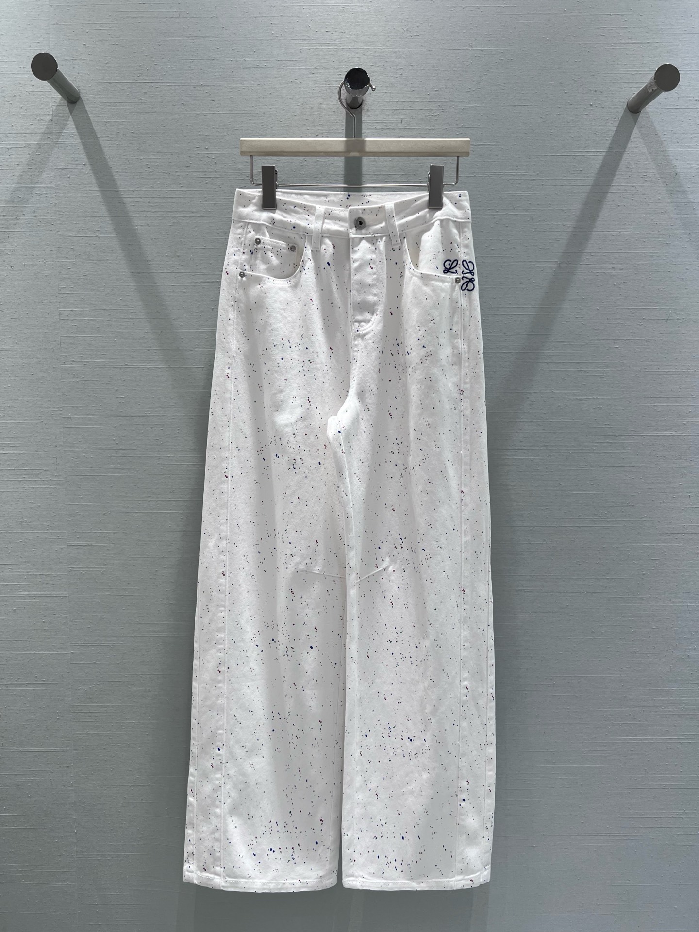 NO:697404,Support exchange LOEW*2026SS new early spring series // Splash-ink jeans are pure white denim fabric, decorated with black splash-ink spots, creating a casual street art atmosphere; there are simple embroidery logos on the sides of the pants. It adopts a classic wide-leg version, with loose and drapey trouser legs, which can modify the leg lines. SML real shot details,, loewe, jeans,19860909支持换款LOEW*2026SS 早春新品系列//泼墨牛仔裤纯净白色牛仔面料,搭配黑色泼墨斑点装饰、营造出随性的街头艺术氛围；裤身侧边带有简约刺绣标识.采用经典阔腿版型,裤管宽松垂坠,能修饰腿部线条.SML实拍细节,,loewe,jeans,,Women's clothing