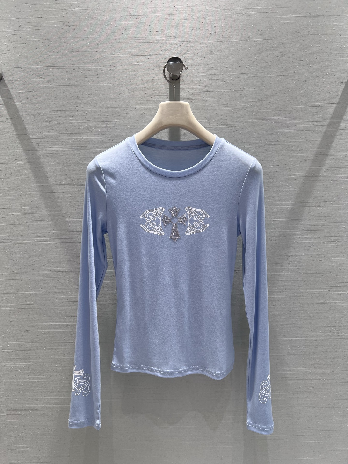 NO:697395,Supports exchange of chrom*he*rts new product series of chrom*he*rts // Cross-bottomed long-sleeved chest decorated with classic printed diamond cross, details with trendy brand texture, classic logo elements on the side of the arms, simple yet design sense. Slim-fitting and micro-elastic style, wear alone to create a casual hot girl style, it is OK to wear inside and layered. SML real shot details, chrome hearts,19860909支持换款chrom*he*rts克罗26新品系列//十字架打底长袖胸前点缀经典印花点钻十字架,细节处带潮牌质感,手臂侧边经典logo元素,简约中不失设计感.修身微弹款,单穿打造随性辣妹风,内搭叠穿都OK.SML实拍细节,,chrome hearts,,Women's clothing