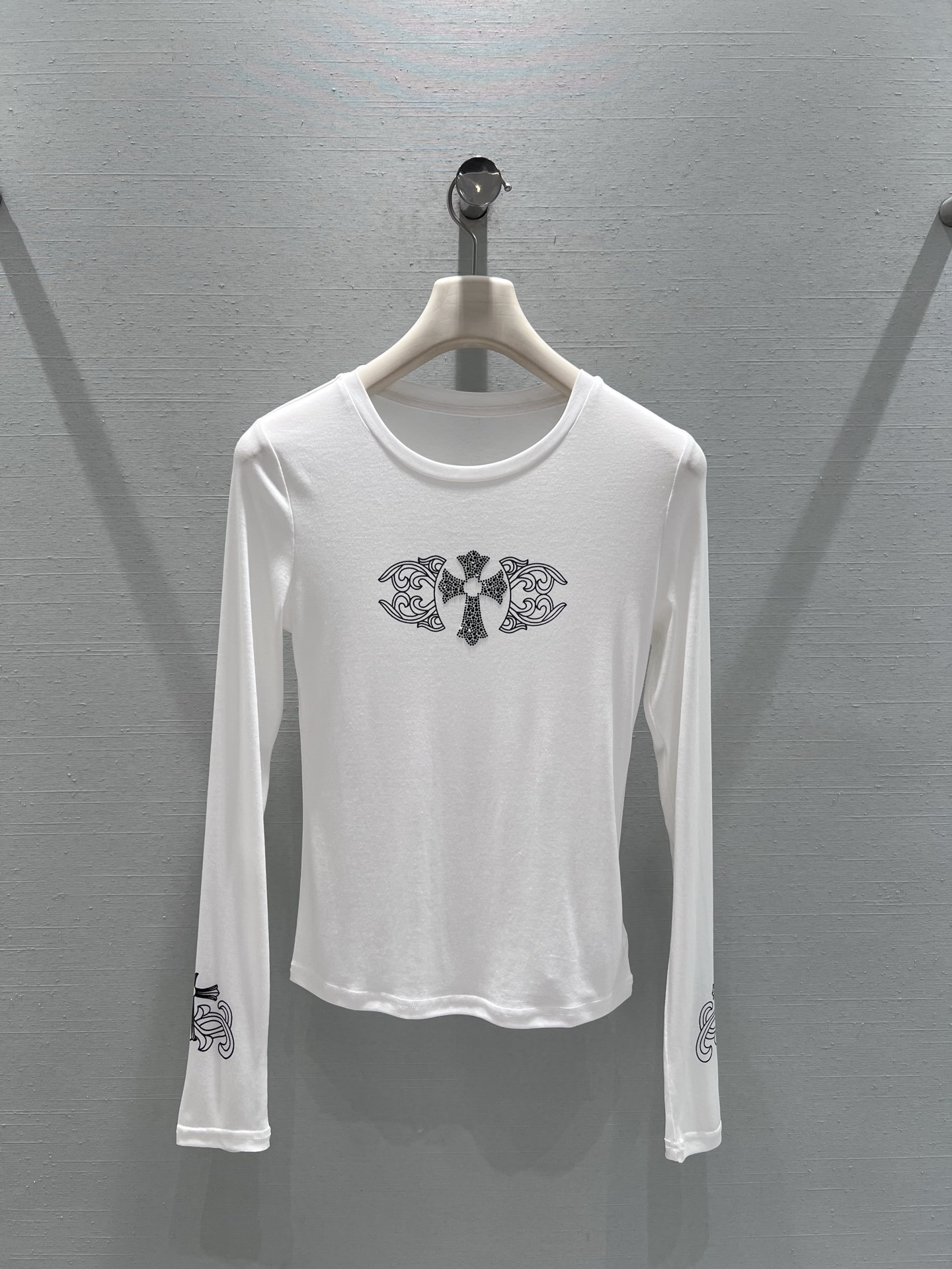 NO:697392,Supports exchange of chrom*he*rts new product series of chrom*he*rts // Cross-bottomed long-sleeved chest decorated with classic printed diamond cross, details with trendy brand texture, classic logo elements on the side of the arms, simple yet design sense. Slim-fitting and micro-elastic style, wear alone to create a casual hot girl style, it is OK to wear inside and layered. SML real shot details, chrome hearts,19860909支持换款chrom*he*rts克罗26新品系列//十字架打底长袖胸前点缀经典印花点钻十字架,细节处带潮牌质感,手臂侧边经典logo元素,简约中不失设计感.修身微弹款,单穿打造随性辣妹风,内搭叠穿都OK.SML实拍细节,,chrome hearts,,Women's clothing