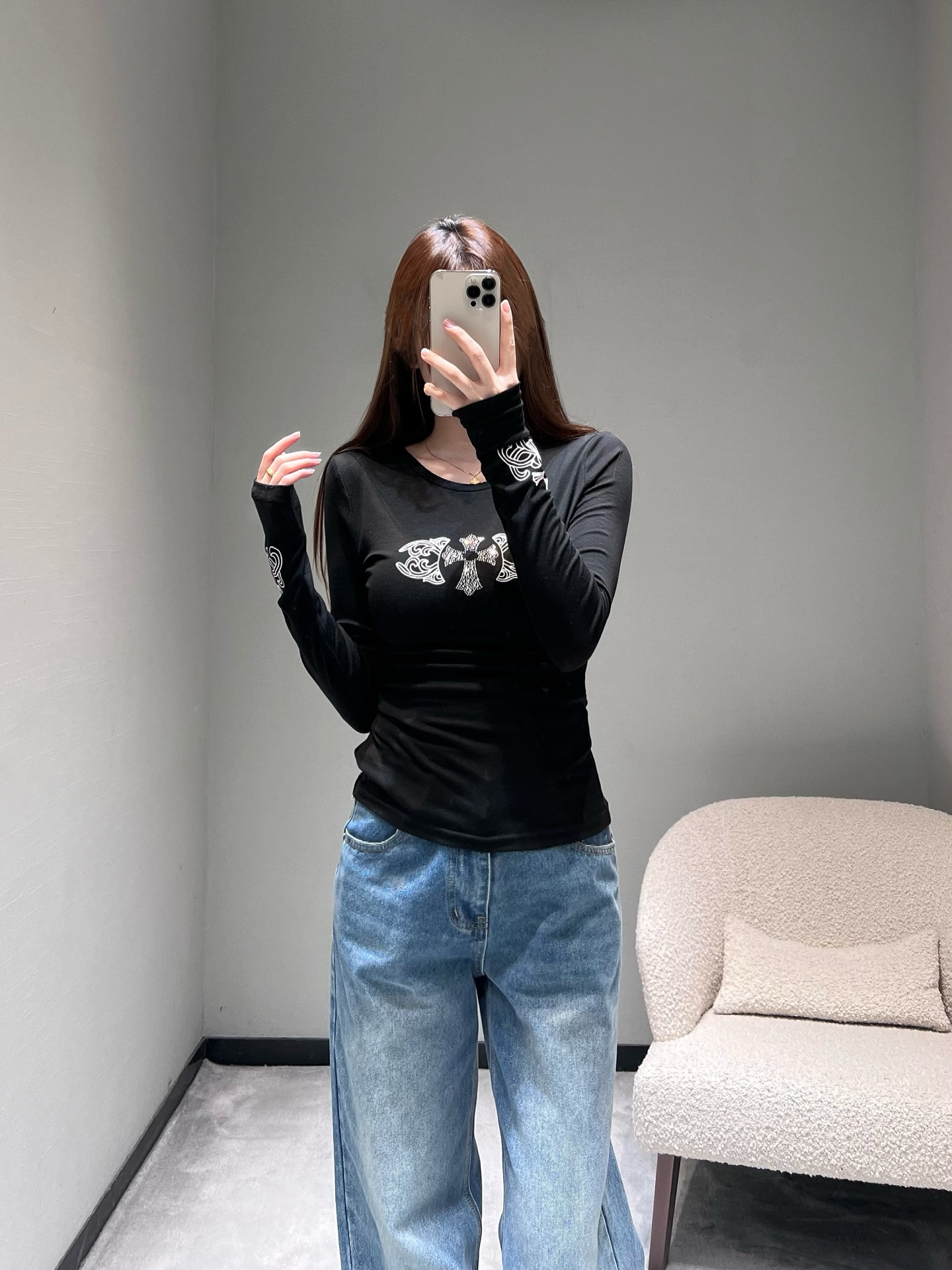 NO:697390,chrom*he*rts 26 new product series // Cross-bottomed long-sleeved chest embellished with a classic printed diamond cross, with fashion brand texture in the details, classic logo elements on the side of the arm, simple yet design sense. Slim-fitting and slightly stretchy style, worn alone to create a casual hot girl style, it is OK to wear layered inside. SML,, chrome hearts,19860909chrom*he*rts克罗26新品系列//十字架打底长袖胸前点缀经典印花点钻十字架,细节处带潮牌质感,手臂侧边经典logo元素,简约中不失设计感.修身微弹款,单穿打造随性辣妹风,内搭叠穿都OK.SML,,chrome hearts,,Women's clothing