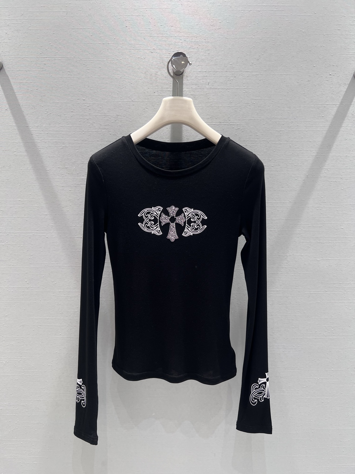 NO:697388,Supports exchange of chrom*he*rts new product series of chrom*he*rts // Cross-bottomed long-sleeved chest decorated with classic printed diamond cross, details with trendy brand texture, classic logo elements on the side of the arms, simple yet design sense. Slim-fitting and micro-elastic style, wear alone to create a casual hot girl style, it is OK to wear inside and layered. SML real shot details, chrome hearts,19860909支持换款chrom*he*rts克罗26新品系列//十字架打底长袖胸前点缀经典印花点钻十字架,细节处带潮牌质感,手臂侧边经典logo元素,简约中不失设计感.修身微弹款,单穿打造随性辣妹风,内搭叠穿都OK.SML实拍细节,,chrome hearts,,Women's clothing