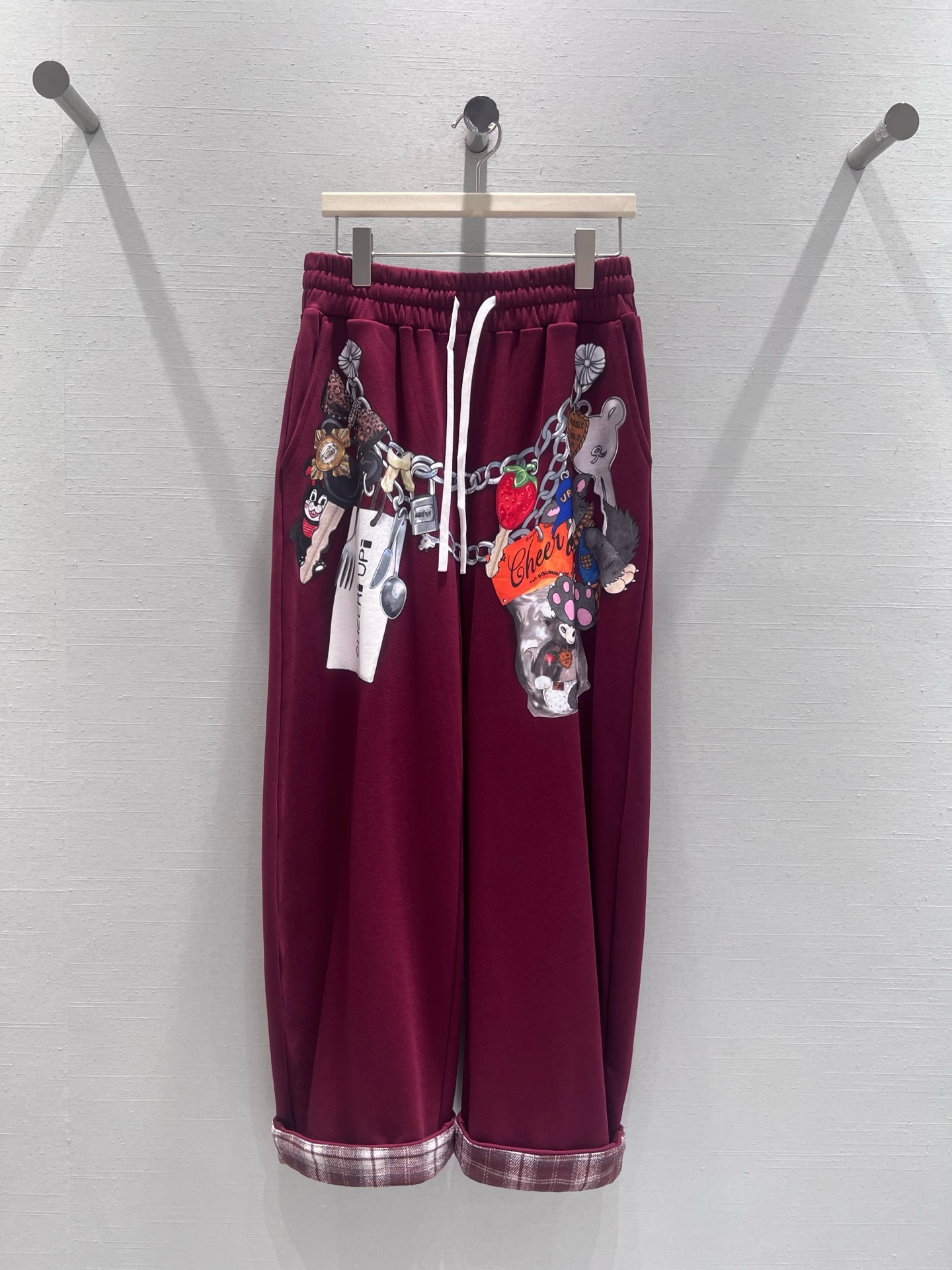 NO:697400,Support exchange CHEER*UPi*26SS early spring new series //Three-dimensional decorative wide-leg sweatpants, rich burgundy color brings a sense of retro and high-end; the pants are decorated with three-dimensional cartoon patterns, chains, pendants and other elements, creating a strong street trend style, loose wide-leg version, the pants leg has a good drape, can accommodate the fat on the legs, and has a more casual aura when walking. SML real shot details,,19860909支持换款 CHEER*UPi*26SS早春新款系列//立体装饰阔腿卫裤浓郁的酒红色调自带复古与高级感；裤身装饰立体的卡通图案、链条、挂件等元素,打造出强烈的街头潮流风格,宽松的阔腿版型,裤管垂坠感佳,能包容腿部赘肉,行走间更具随性气场.SML实拍细节,,,Women's clothing