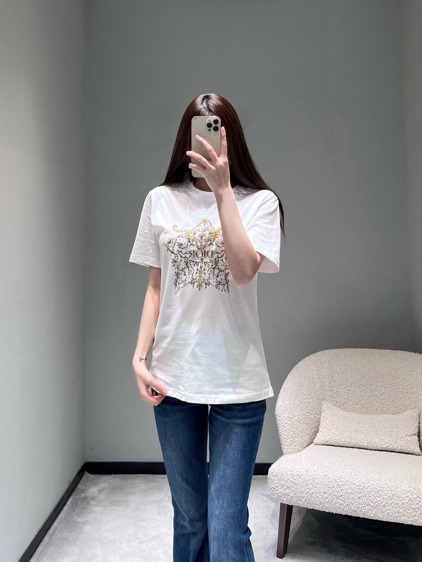 NO:697736,DIO*26SS early spring new product series // Starburst totem hot-drilled short-sleeved T-shirt The starburst shape on the chest is made with heavy hot-drilling + gold thread embroidery. The diamond surface is made of high-quality diamonds, which reflects the bright light and shadow; the winding Baroque pattern is intertwined with CD letters, and the details are full of high-end texture. SML,, dior, T-shirt, tees, t-shirt,19860909DIO*26SS早春新品系列//星芒图腾烫钻短袖T恤胸前星芒造型采用重工烫钻+金线刺绣双工艺打造,钻面选用优质钻,折射出璀璨光影；缠绕的巴洛克花纹与CD字母交织,细节处尽显高定质感.SML,,dior,T-shirt,tees，t-shirt,,Women's clothing