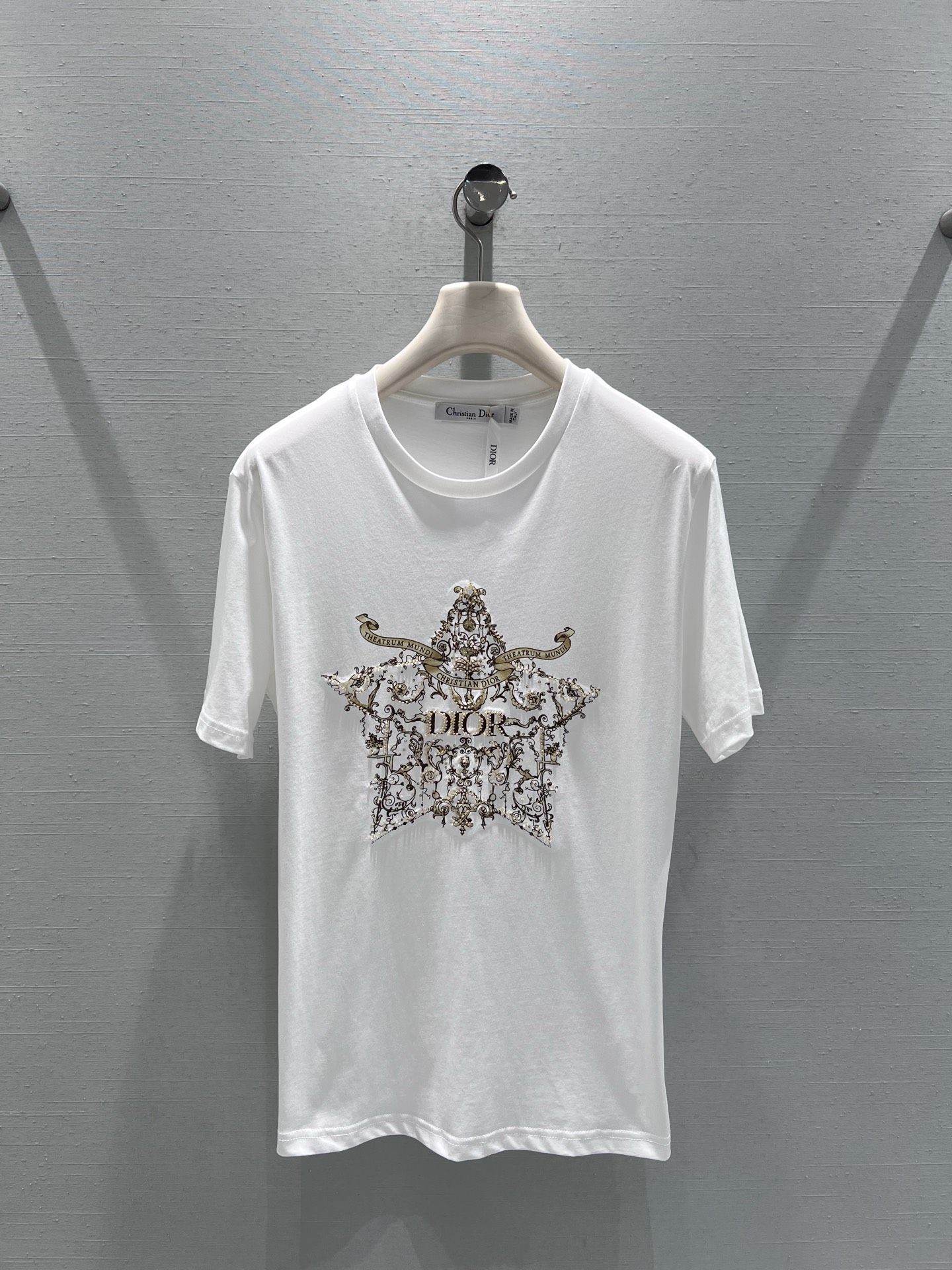 NO:697734,Support exchange DIO*26SS early spring new product series // Starburst totem hot-drilled short-sleeved T-shirt. The starburst shape on the chest is made with heavy hot-drilled + gold thread embroidery. The diamond surface is made of high-quality diamonds, which reflects the bright light and shadow. The winding baroque pattern is intertwined with CD letters, and the details are full of high-end texture. SML real shot details, dior, T-shirt, tees, t-shirt,19860909支持换款DIO*26SS早春新品系列//星芒图腾烫钻短袖T恤胸前星芒造型采用重工烫钻+金线刺绣双工艺打造,钻面选用优质钻,折射出璀璨光影；缠绕的巴洛克花纹与CD字母交织,细节处尽显高定质感.SML实拍细节,,dior,T-shirt,tees，t-shirt,,Women's clothing