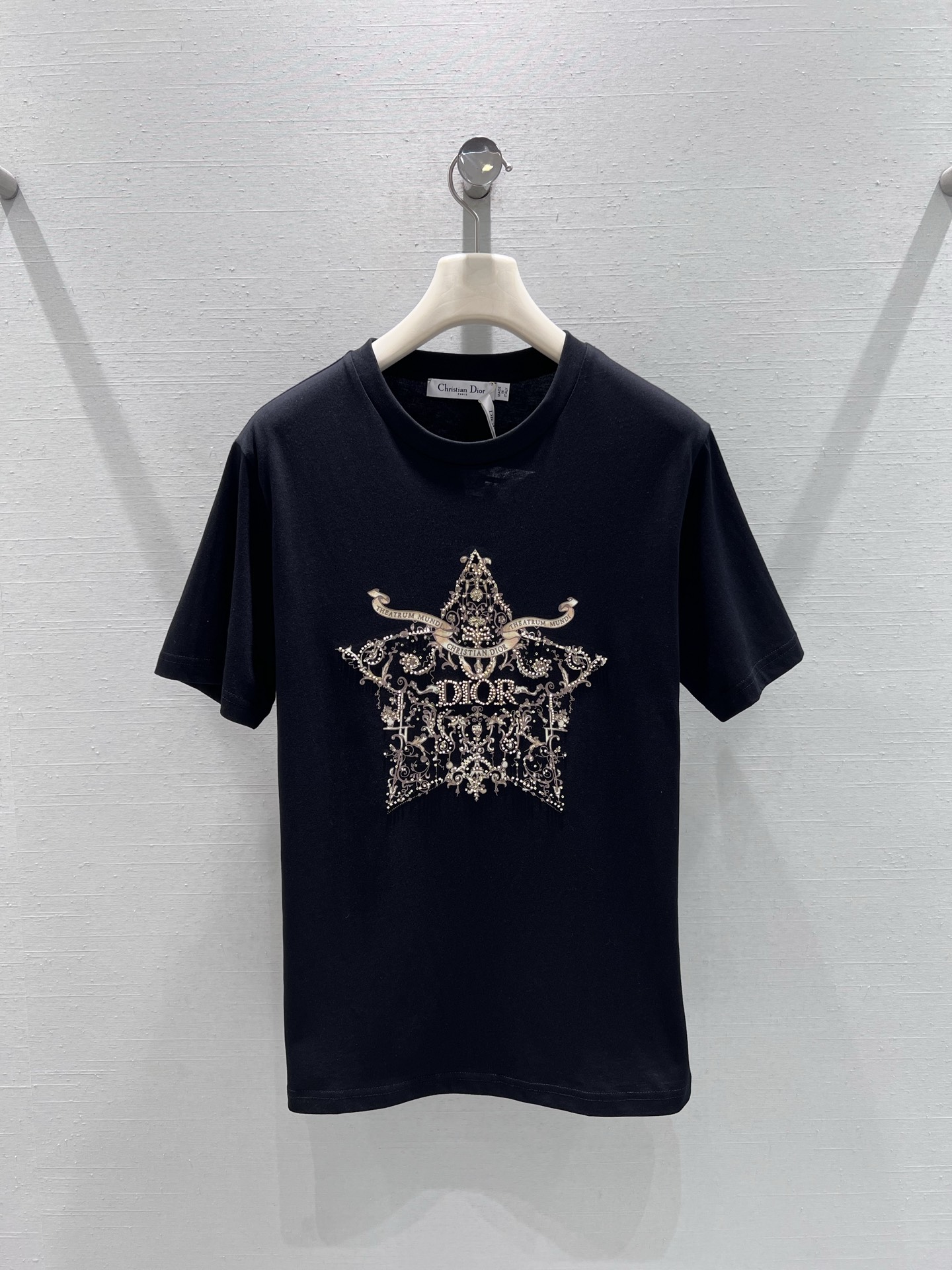 NO:697740,Support exchange DIO*26SS early spring new product series // Starburst totem hot-drilled short-sleeved T-shirt. The starburst shape on the chest is made with heavy hot-drilled + gold thread embroidery. The diamond surface is made of high-quality diamonds, which reflects the bright light and shadow. The winding baroque pattern is intertwined with CD letters, and the details are full of high-end texture. SML real shot details, dior, T-shirt, tees, t-shirt,19860909支持换款DIO*26SS早春新品系列//星芒图腾烫钻短袖T恤胸前星芒造型采用重工烫钻+金线刺绣双工艺打造,钻面选用优质钻,折射出璀璨光影；缠绕的巴洛克花纹与CD字母交织,细节处尽显高定质感.SML实拍细节,,dior,T-shirt,tees，t-shirt,,Women's clothing