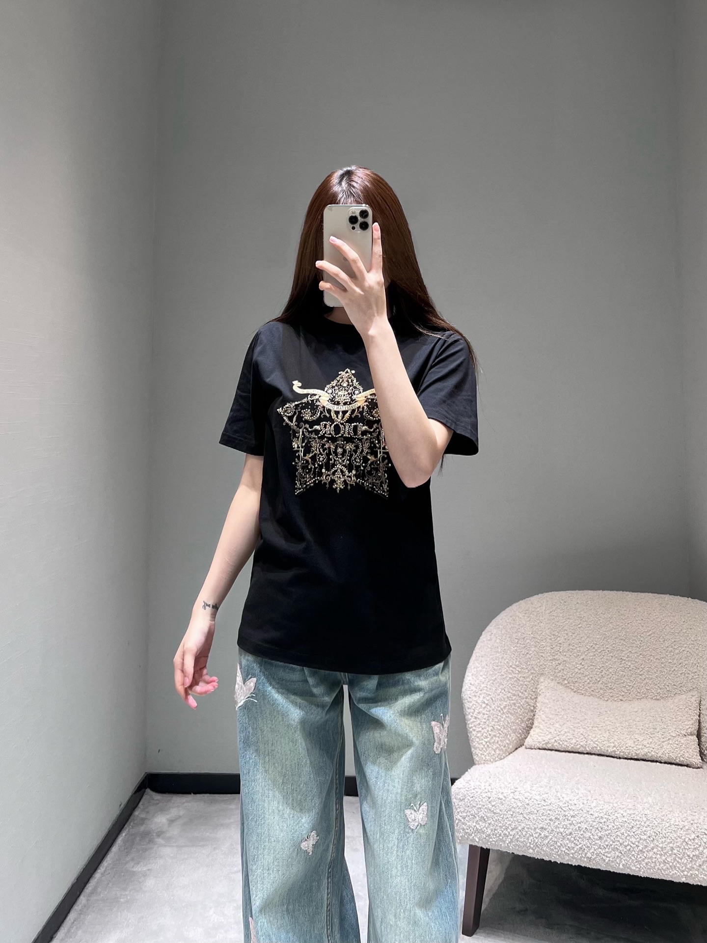 NO:697744,DIO*26SS early spring new product series // Starburst totem hot-drilled short-sleeved T-shirt The starburst shape on the chest is made with heavy hot-drilling + gold thread embroidery. The diamond surface is made of high-quality diamonds, which reflects the bright light and shadow; the winding Baroque pattern is intertwined with CD letters, and the details are full of high-end texture. SML,, dior, T-shirt, tees, t-shirt,19860909DIO*26SS早春新品系列//星芒图腾烫钻短袖T恤胸前星芒造型采用重工烫钻+金线刺绣双工艺打造,钻面选用优质钻,折射出璀璨光影；缠绕的巴洛克花纹与CD字母交织,细节处尽显高定质感.SML,,dior,T-shirt,tees，t-shirt,,Women's clothing