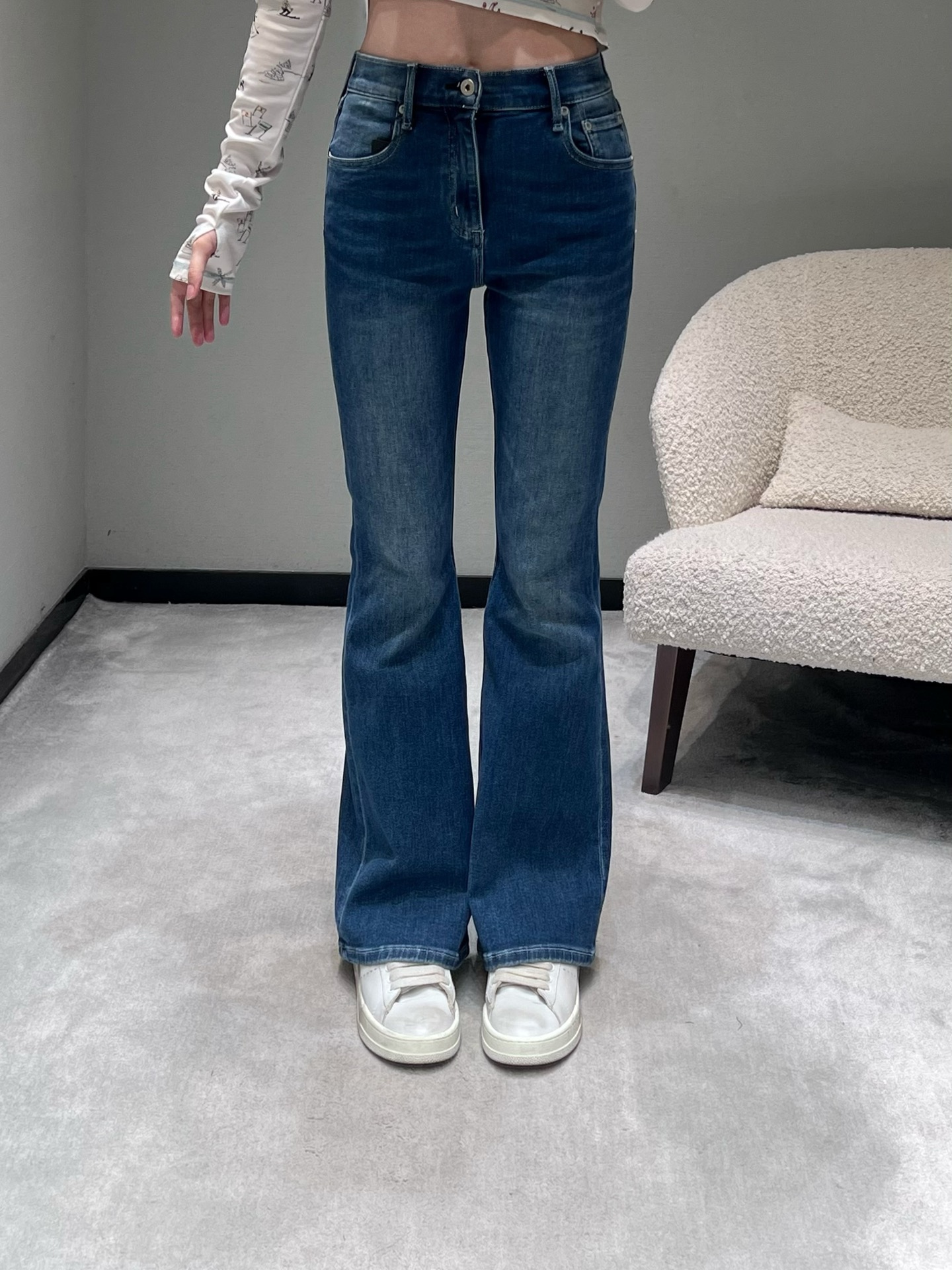NO:697748,2026SS Spring and Summer New Product Series // Mild-cut jeans are high-waisted and wide-legged. The high-waist design can raise the waistline and optimize the body proportions. Mild-flared version, a must-wear version for pear-shaped figures. Dark denim fabric. The stiffness of the denim can keep the pants shape neat. The white leg design adds design ingenuity to the simple jeans. SML,,jeans,198609092026SS春夏新品系列//微喇牛仔裤高腰阔腿剪裁,高腰设计能拉高腰线、优化身材比例；微喇版型,梨形身材必穿版型深色牛仔面料,牛仔的挺括度能让裤型保持利落,腿部磨白设计为简约的牛仔裤增添了设计巧思.SML,,jeans,,Women's clothing