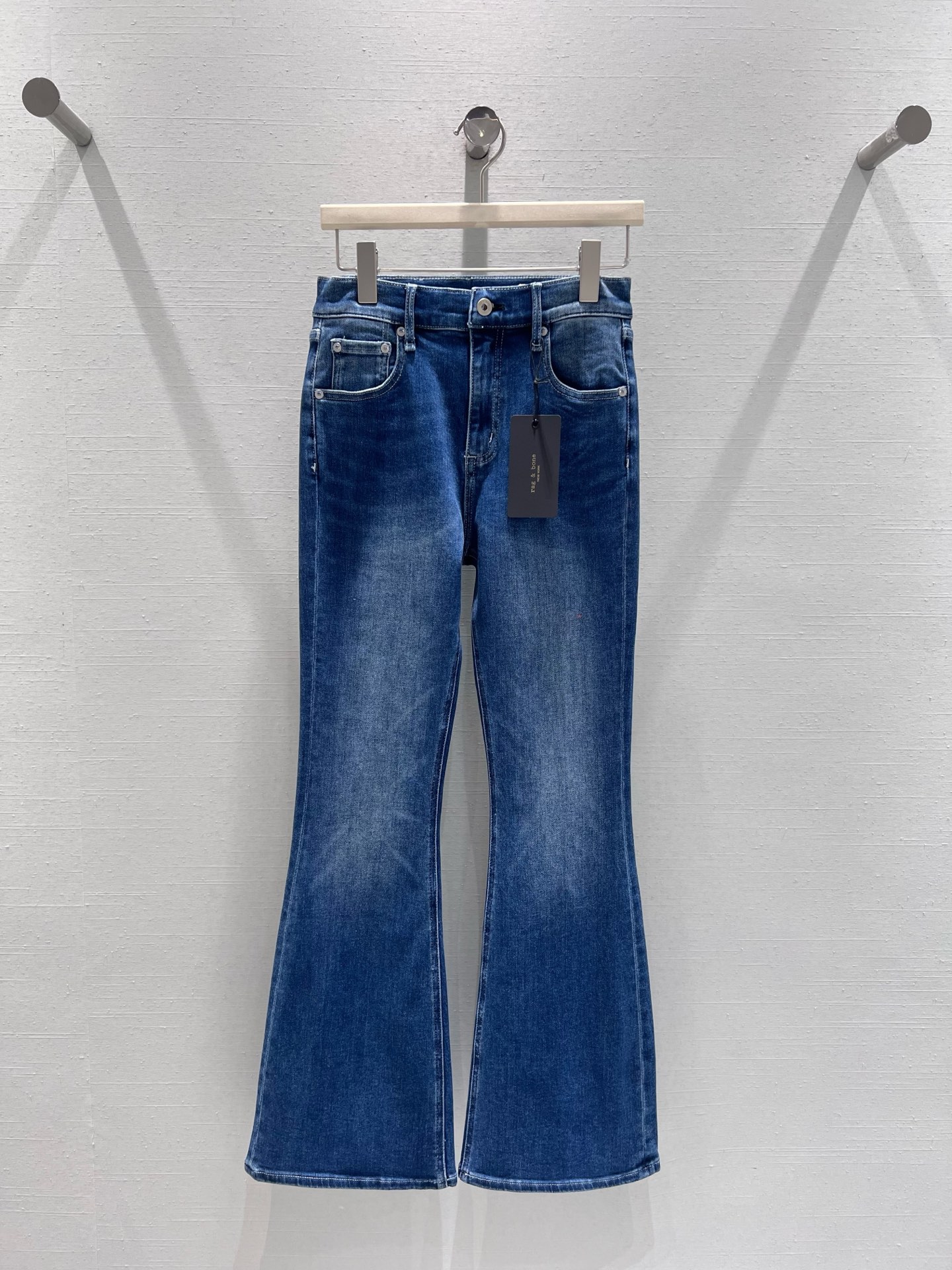 NO:697747,Support exchange of 2026 SS spring and summer new product series // Mild-cut jeans with high waist and wide legs. The high-waist design can raise the waistline and optimize the proportion of the body. Mild-flared version, a must-wear version for pear-shaped figures. Dark denim fabric. The stiffness of the denim can keep the pants shape neat. The white leg design adds design ingenuity to the simple jeans. SML real shot details,,jeans,19860909支持换款2026SS春夏新品系列//微喇牛仔裤高腰阔腿剪裁,高腰设计能拉高腰线、优化身材比例；微喇版型,梨形身材必穿版型深色牛仔面料,牛仔的挺括度能让裤型保持利落,腿部磨白设计为简约的牛仔裤增添了设计巧思.SML实拍细节,,jeans,,Women's clothing