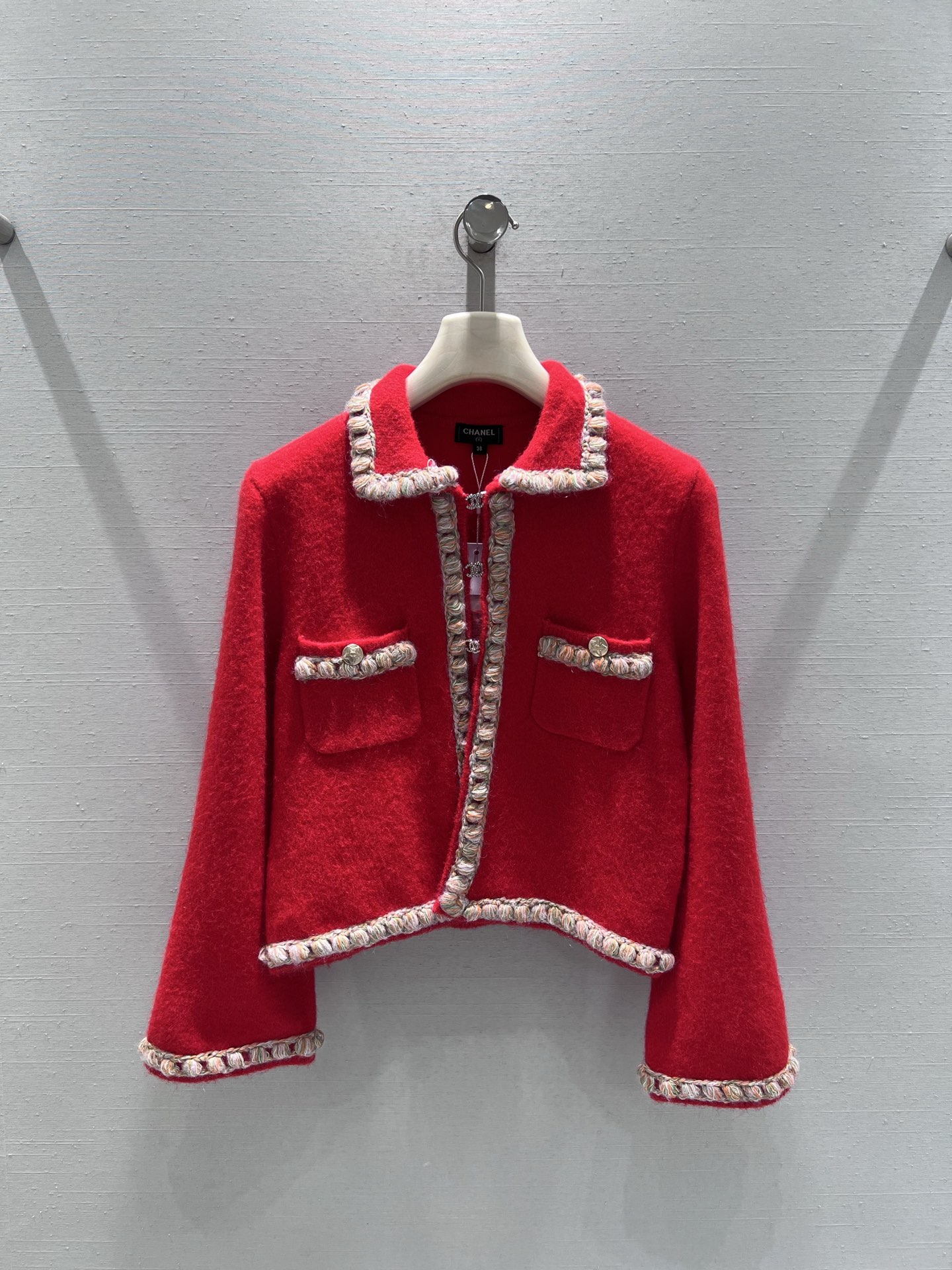 NO:697750,Support exchange Chan*L 2026SS early spring new product series //New Year's limited edition red-toned tweed short jacket New Year's limited series single item, tweed fabric, blended material has a delicate texture, rich and full color and not easy to pilling; the red color matches the New Year's festival atmosphere; with French braided piping design, it perfectly blends the elegant genes with the festive atmosphere of New Year's red. SML real shot details, chanel, jackets & coats,19860909支持换款Chan*L 2026SS早春新品系列//新年限定红调粗花呢短外套新春限定系列单品、粗花呢面料,混纺材质自带细腻肌理感,色泽浓郁饱满且不易起球；正红配色契合新春节日氛围；搭配法式编织滚边设计,将优雅基因与新年红的喜庆氛围完美融合.SML实拍细节,,chanel,jackets & coats,,Women's clothing