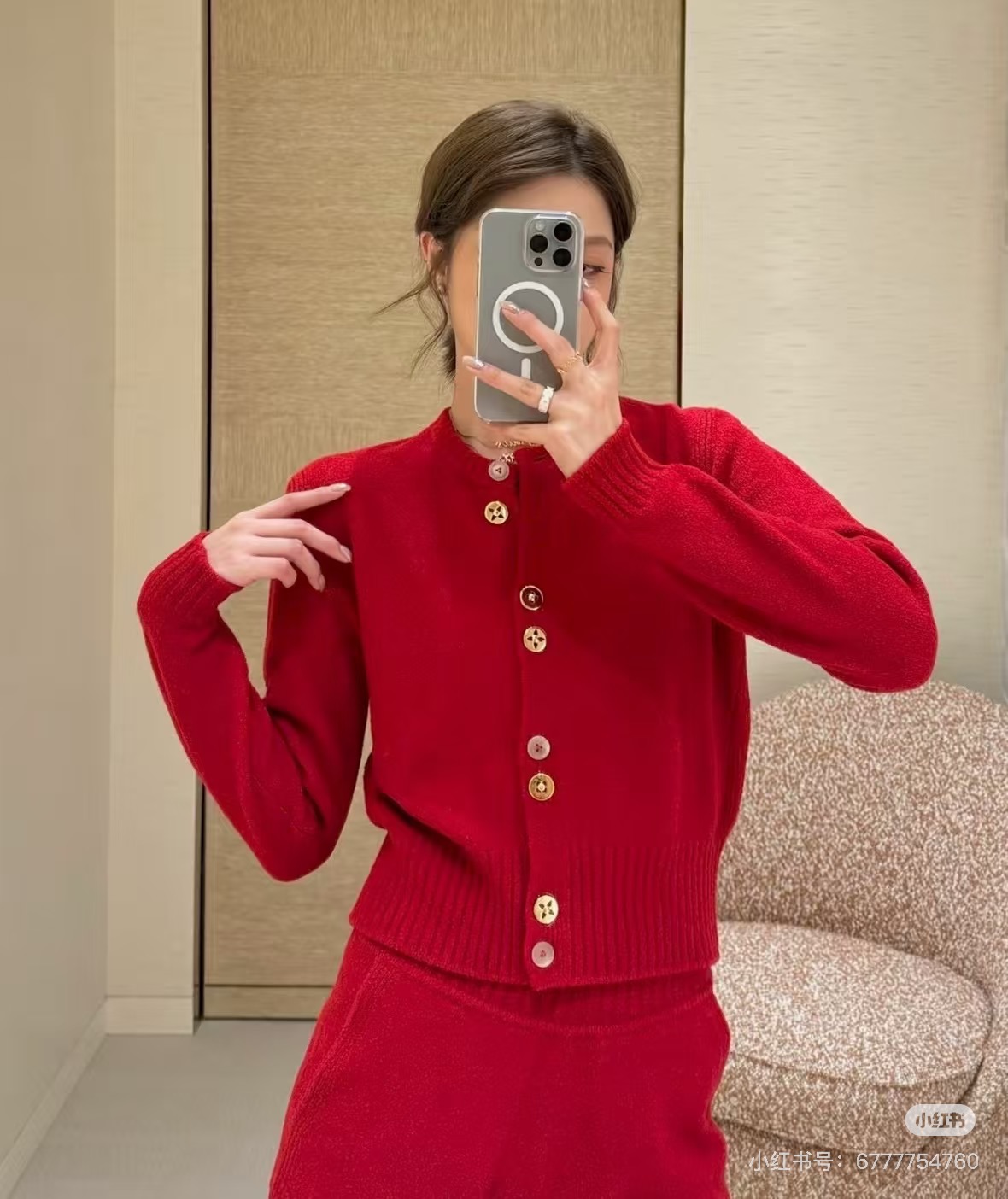 NO:697757,Louis Vit**on 2026SS limited new product series // New Year's limited edition red-toned plush knitted cardigan is a red-toned blended knitted fabric with a delicate plush texture. The placket is equipped with customized metal buttons. The surface of the buttons is engraved with a classic logo and has a thick metal texture. It is a must-have for winter wear with both gentle temperament and light luxury style. SML,, louis vuitton,19860909Louis Vit**on 2026SS限定新品系列//新春限定红调毛绒针织开衫正红调混纺针织面料,带有细腻的毛绒肌理,门襟处搭配定制金属纽扣,纽扣表面刻有经典标识,金属质感厚重.是兼具温柔气质与轻奢格调的冬日穿搭必备款.SML,,louis vuitton,,Women's clothing