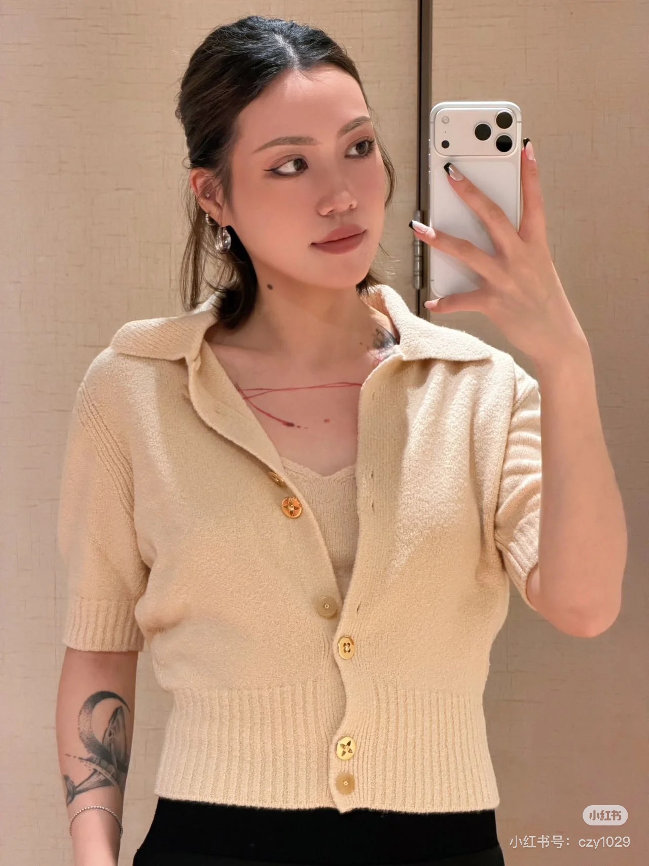 NO:697761,Louis Vit**on 2026SS limited new product series // POLO collar short-sleeved knitted cardigan, light apricot color with soft matte luster, fine fabric texture and slight plush texture; shirt-style lapel design, high waistline, neat and elegant; retro golden metal buttons are matched at the placket, forming a warm and cold texture contrast with the light apricot fabric. SML,, louis vuitton, shirts, T-shirt,19860909Louis Vit**on 2026SS限定新品系列//POLO领短袖针织开衫浅杏色自带柔和的雾面光泽,面料肌理细腻且带有轻微的毛绒质感；衬衫式翻领设计、高腰线,利落大方；门襟处搭配复古金色金属纽扣,与浅杏色面料形成冷暖质感对比.SML,,louis vuitton,shirts,T-shirt,,Women's clothing