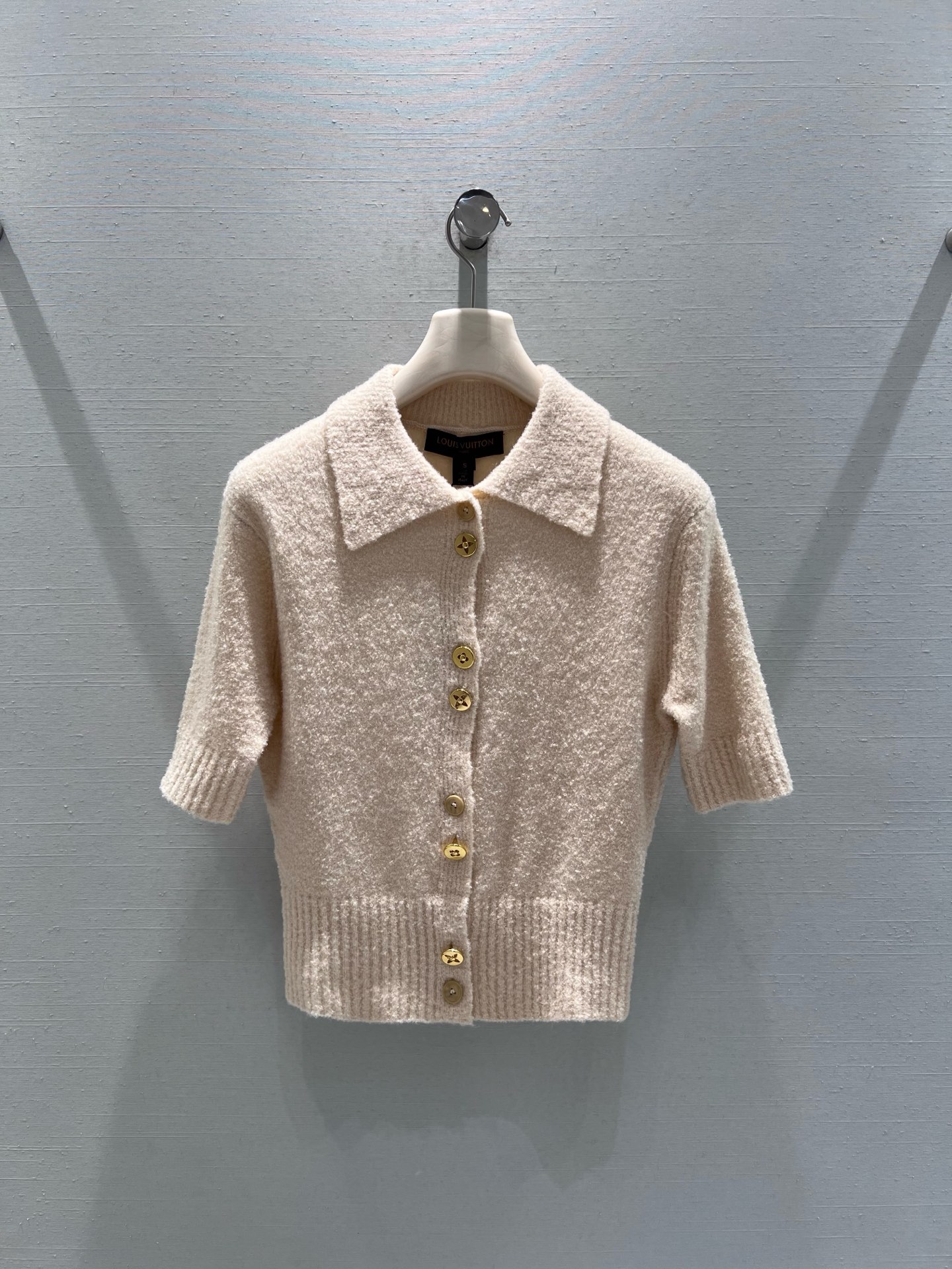 NO:697759,Support exchange Louis Vit**on 2026SS limited new product series // POLO collar short-sleeved knitted cardigan, light apricot color with soft matte luster, fine fabric texture and slight plush texture; shirt-style lapel design, high waistline, neat and elegant; retro golden metal buttons at the placket, forming a warm and cold texture contrast with the light apricot fabric. SML real shot details,, louis vuitton, shirts, T-shirt,19860909支持换款Louis Vit**on 2026SS限定新品系列//POLO领短袖针织开衫浅杏色自带柔和的雾面光泽,面料肌理细腻且带有轻微的毛绒质感；衬衫式翻领设计、高腰线,利落大方；门襟处搭配复古金色金属纽扣,与浅杏色面料形成冷暖质感对比.SML实拍细节,,louis vuitton,shirts,T-shirt,,Women's clothing