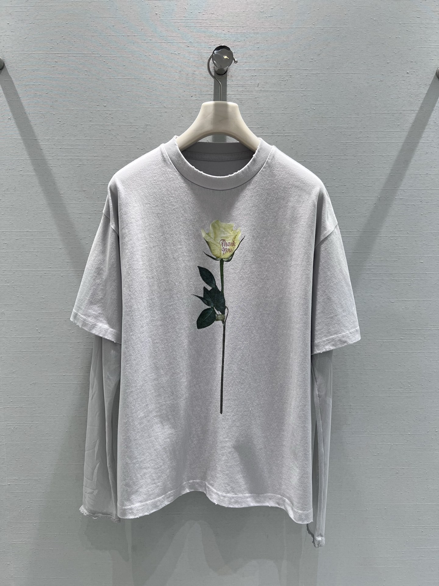 NO:697775,Support exchange Acne S**dios26SS early spring new series // High street style rose print silhouette short-sleeved T-shirt uses high-definition digital direct-injection rose printing on the chest, with high color reproduction, clear three-dimensional flowers, and handwritten English embellishments; the hem and cuffs are hand-made raw edges, integrating the lazy and casual street style with romantic floral elements. SML real shot details, Acne studios, dior, T-shirt, tees, t-shirt,19860909支持换款Acne S**dios26SS早春新款系列//高街风玫瑰印花廓形短袖T恤胸前采用高清数码直喷玫瑰印花,图案色彩还原度高,花朵清晰立体,手写体英文点缀；衣摆与袖口处做了手工毛边处理,将慵懒随性的街头风格与浪漫的花卉元素融合.SML实拍细节,,acne studios,dior,T-shirt,tees，t-shirt,,Women's clothing