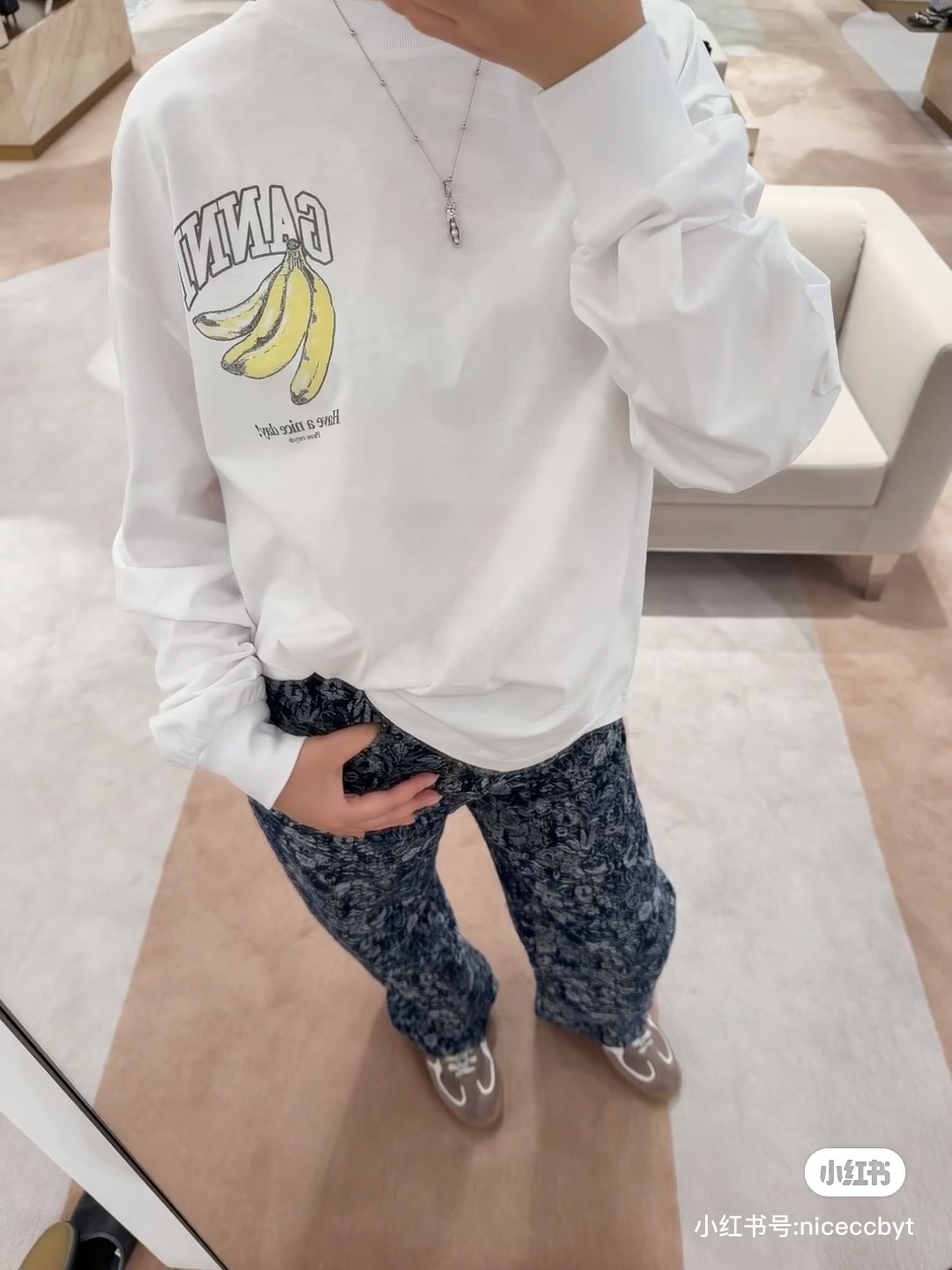 NO:697764,Gan*i2026SS early spring new product series // Fun banana long-sleeved T-shirt with hand-painted style banana print + monogram design. The yellow banana pattern is colorful and full of healing life interest; the printing is glue-free and not easy to fall off, and the raw edges of the hem are processed to show the playfulness of Nordic niche designs. SML,, tees, t-shirt,19860909Gan*i2026SS早春新品系列//趣味香蕉长袖T恤手绘风香蕉印花+字母组合设计,黄色香蕉图案色彩鲜活,充满治愈的生活趣味；印花无胶感且不易脱落,衣摆毛边处理,将北欧小众设计的俏皮感展现出来.SML,,tees，t-shirt,,Women's clothing