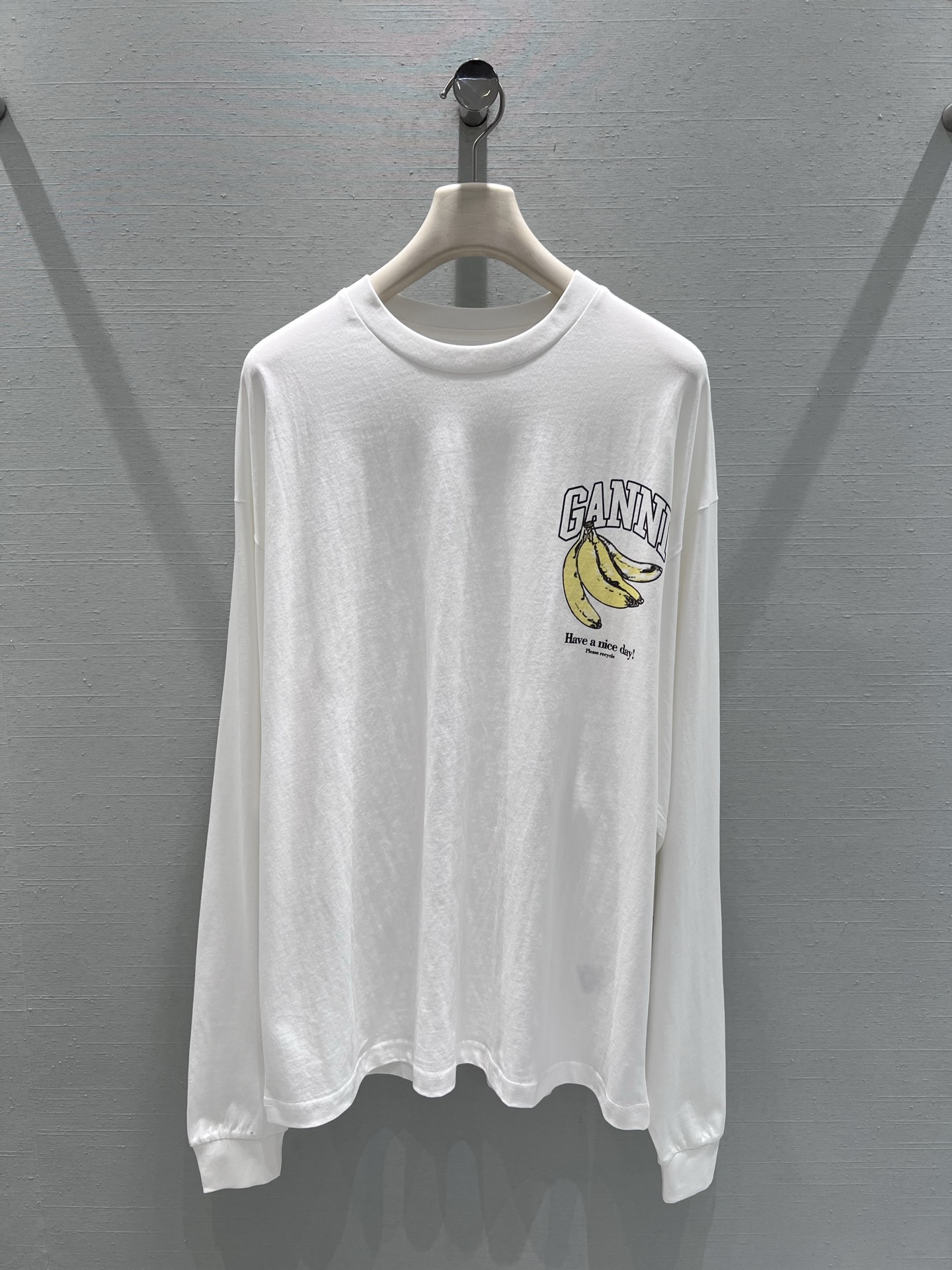 NO:697762,Support exchange Gan*i2026SS early spring new product series // Fun banana long-sleeved T-shirt with hand-painted style banana print + monogram design, the yellow banana pattern is vivid in color and full of healing life interest; the printing has no glue feel and is not easy to fall off, and the raw edges of the clothes are processed to show the playful sense of Nordic niche design. SML real shot details, tees, t-shirt,19860909支持换款Gan*i2026SS早春新品系列//趣味香蕉长袖T恤手绘风香蕉印花+字母组合设计,黄色香蕉图案色彩鲜活,充满治愈的生活趣味；印花无胶感且不易脱落,衣摆毛边处理,将北欧小众设计的俏皮感展现出来.SML实拍细节,,tees，t-shirt,,Women's clothing