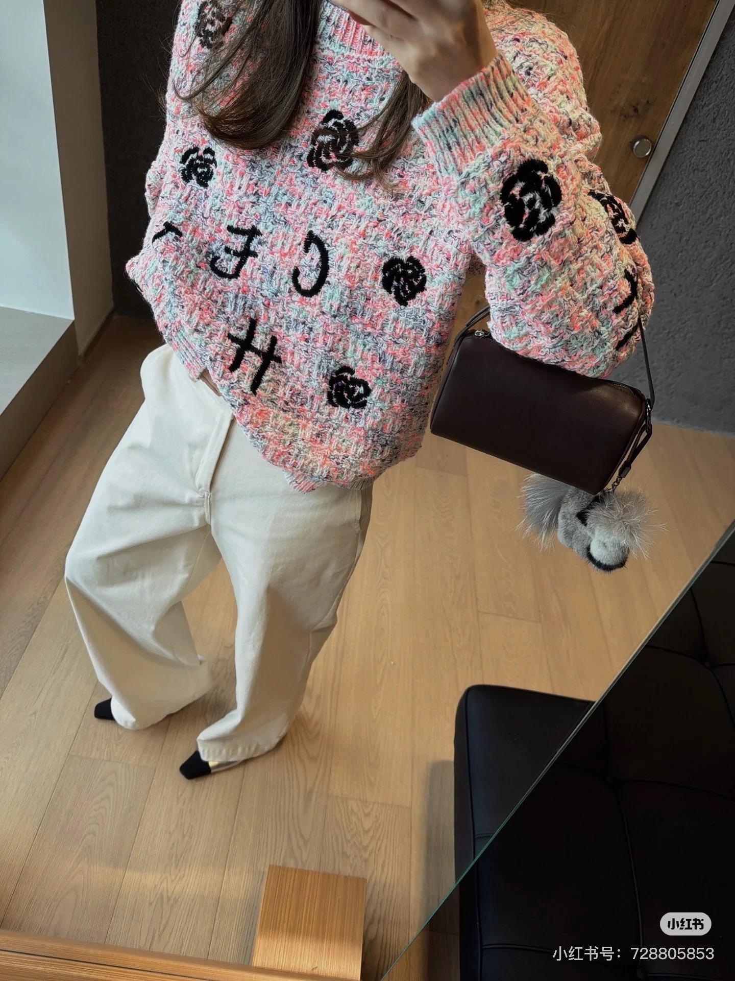 NO:697749,Chan*L 2026SS early spring new product series //Early spring tweed jacquard knitted sweater colorful dot yarn tweed fabric, the fabric has its own grainy and shiny texture, handwritten letters on the body + camellia jacquard, the letters are three-dimensional weaving, the camellia is presented with a knitted texture that combines virtual and real; French laziness and light luxury cool are perfectly combined. SML,,chanel,sweaters,19860909Chan*L 2026SS早春新品系列//早春花呢提花针织毛衣彩点纱花呢面料,面料自带颗粒感与闪光肌理衣身手写体字母+山茶花提花,字母采用立体织法,山茶花以虚实结合的针织纹理呈现；法式慵懒与轻奢酷感完美结合.SML,,chanel,sweaters,,Women's clothing