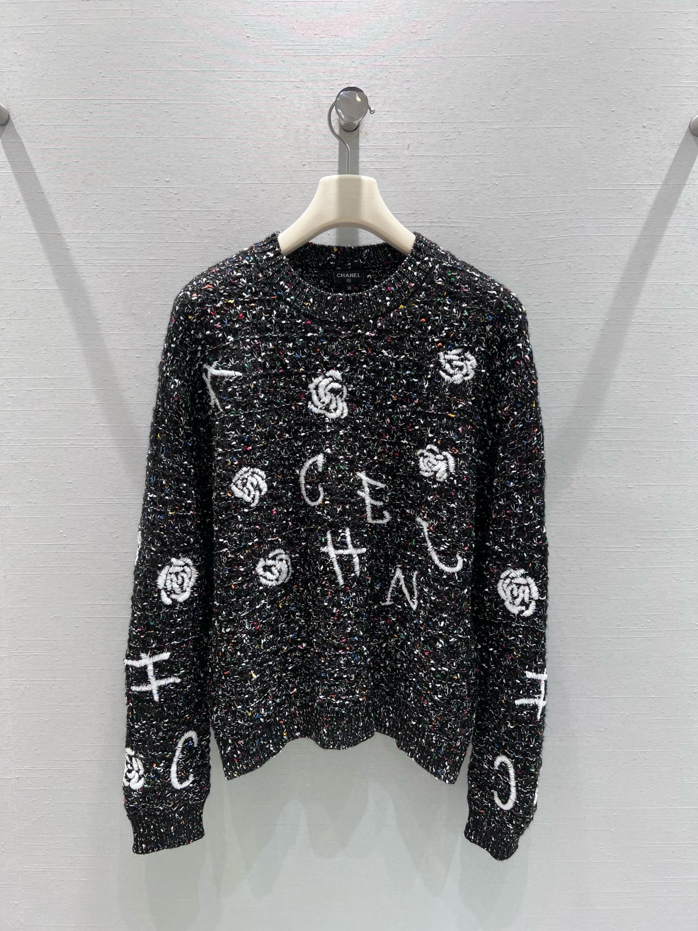 NO:697751,Support exchange Chan*L 2026SS early spring new product series //Early spring tweed jacquard knitted sweater colorful dot yarn tweed fabric, the fabric has a grainy and glittering texture, handwritten letters on the body + camellia jacquard, the letters are three-dimensional weaving, and the camellia is presented with a knitted texture that combines virtual and real; French laziness and light luxury coolness are perfectly combined. SML real shot details,,chanel,sweaters,19860909支持换款Chan*L 2026SS早春新品系列//早春花呢提花针织毛衣彩点纱花呢面料,面料自带颗粒感与闪光肌理衣身手写体字母+山茶花提花,字母采用立体织法,山茶花以虚实结合的针织纹理呈现；法式慵懒与轻奢酷感完美结合.SML实拍细节,,chanel,sweaters,,Women's clothing