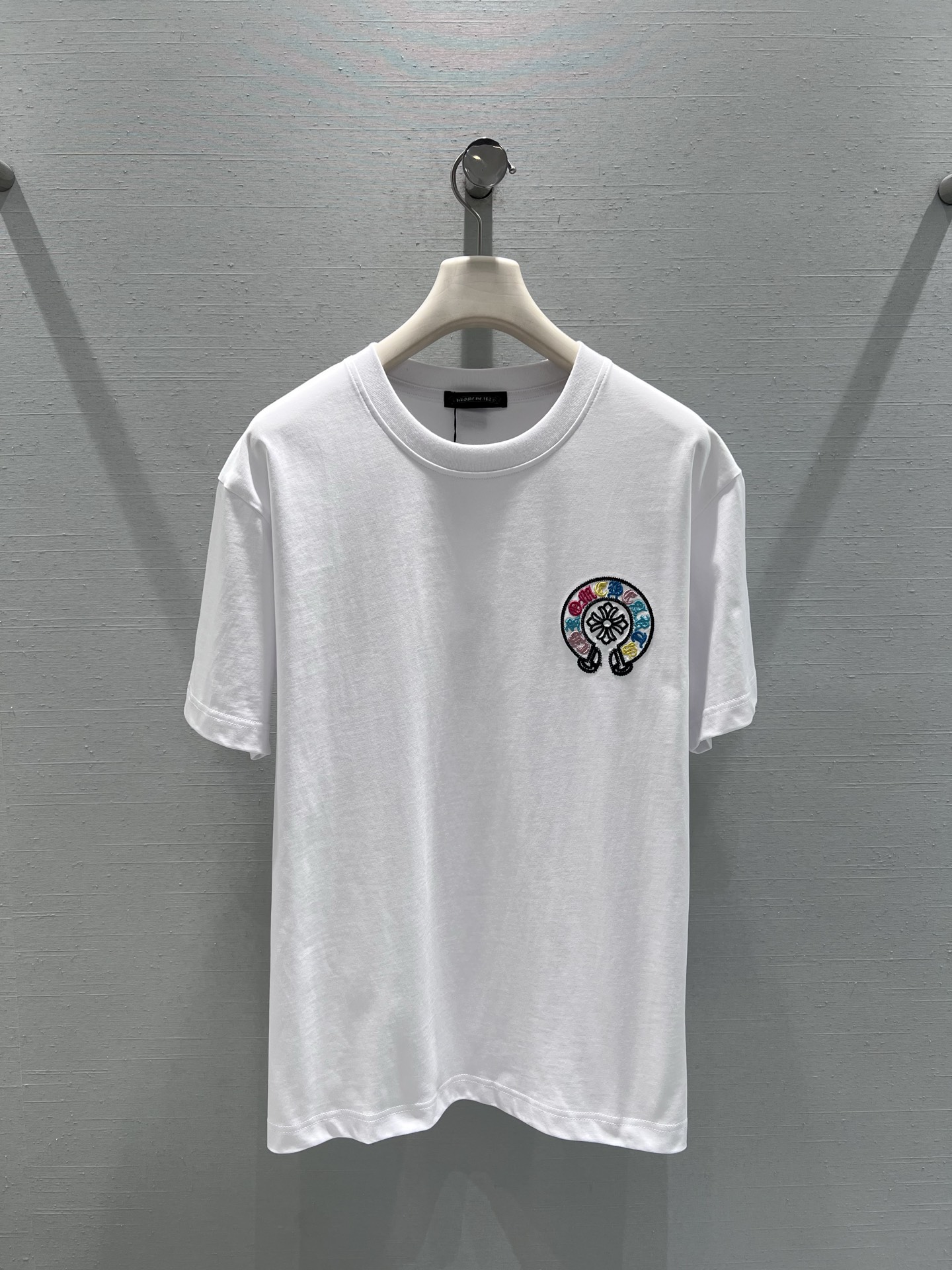 NO:708574,Supports exchange of styles chrom*he*rts Crow Early Spring Series // Color badge short-sleeved T-shirt with color badge print on the chest, the pattern combines geometry, letters and interesting symbol elements, the color matching is bright but not cluttered; the loose version has good tolerance for various body shapes, creating a relaxed trendy wear effect. SML real shot details, chrome hearts, T-shirt, tees, t-shirt,19860909支持换款 chrom*he*rts克罗早春系列//彩色徽章短袖T恤胸口刺绣彩色徽章印花,图案融合几何、字母与趣味符号元素,色彩搭配鲜明却不杂乱；宽松版型对各种身形都有良好的包容度,打造松弛的潮流穿搭效果.SML实拍细节,,chrome hearts,T-shirt,tees，t-shirt,,Women's clothing