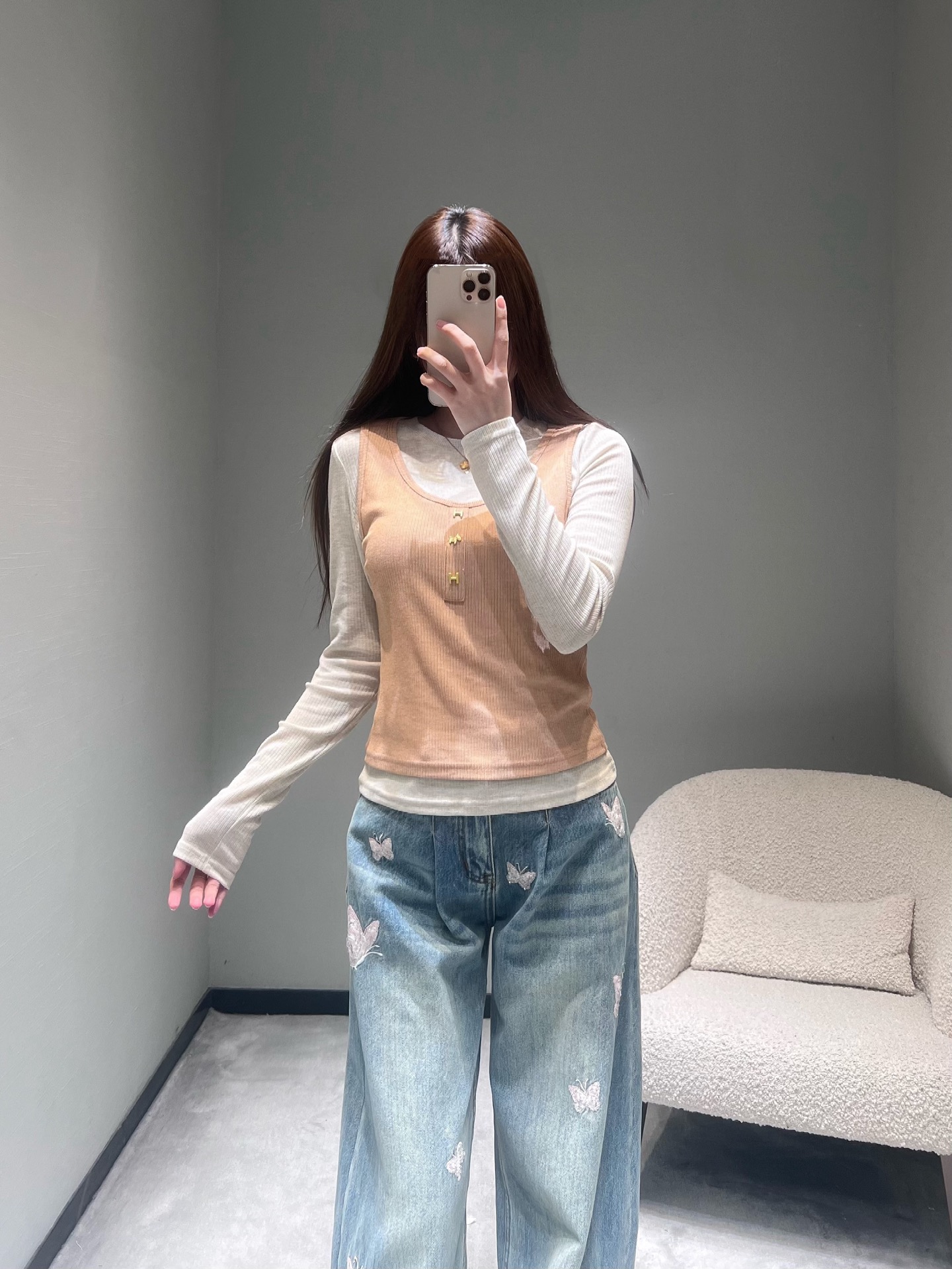 NO:708232,2026SS niche new product series // Fake two-piece knitted top fake two-piece design, the front of the vest is decorated with small metal buckles, made of high-strength knitted fabric, soft to the touch and skin-friendly, the U-shaped neckline modifies the clavicle line, adding a little sexy. Easily create a lazy and casual Korean style atmosphere. SML,,198609092026SS小众新品系列//假两件针织上衣假两件设计,背心前襟点缀小巧的金属扣饰,采用高弹坑条针织面料,触感柔软亲肤,U型领口修饰锁骨线条,增添小性感.轻松打造慵懒随性的韩系穿搭氛围.SML,,,Women's clothing