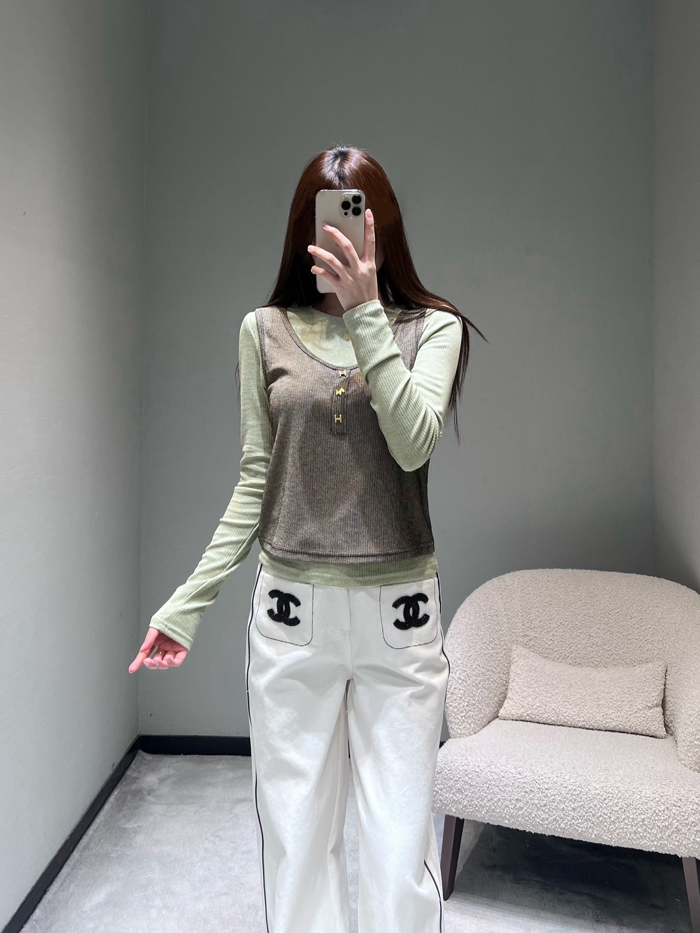 NO:708226,2026SS niche new product series // Fake two-piece knitted top fake two-piece design, the front of the vest is decorated with small metal buckles, made of high-strength knitted fabric, soft to the touch and skin-friendly, the U-shaped neckline modifies the clavicle line, adding a little sexy. Easily create a lazy and casual Korean style atmosphere. SML,,198609092026SS小众新品系列//假两件针织上衣假两件设计,背心前襟点缀小巧的金属扣饰,采用高弹坑条针织面料,触感柔软亲肤,U型领口修饰锁骨线条,增添小性感.轻松打造慵懒随性的韩系穿搭氛围.SML,,,Women's clothing