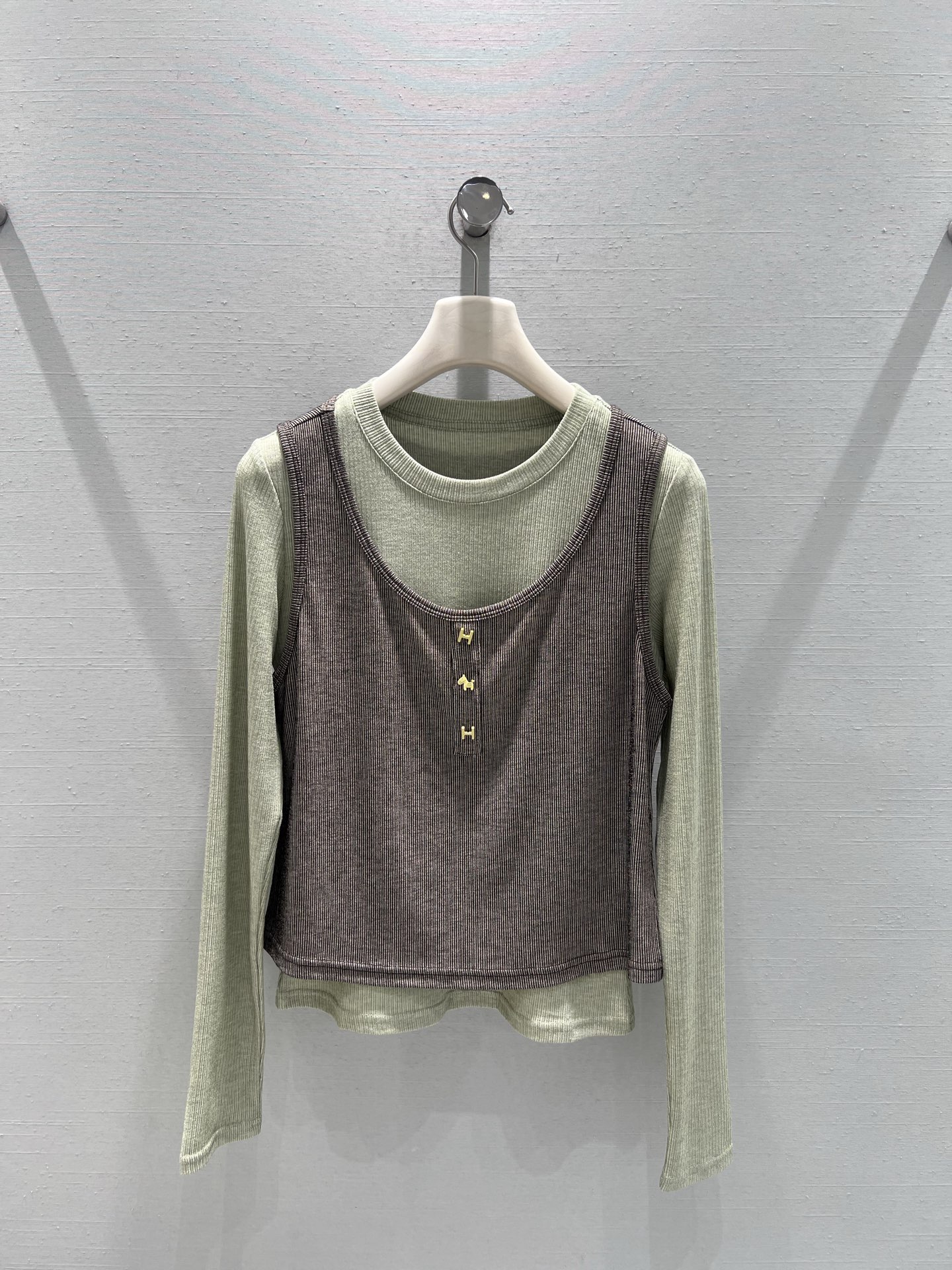 NO:708223,Support exchange of 2026SS niche new product series // Fake two-piece knitted top fake two-piece design, the front of the vest is decorated with small metal buckles, made of high-strength knitted fabric, soft and skin-friendly, the U-shaped neckline modifies the clavicle line, adding a little sexy. Easily create a lazy and casual Korean style atmosphere. SML real shot details,,19860909支持换款2026SS小众新品系列//假两件针织上衣假两件设计,背心前襟点缀小巧的金属扣饰,采用高弹坑条针织面料,触感柔软亲肤,U型领口修饰锁骨线条,增添小性感.轻松打造慵懒随性的韩系穿搭氛围.SML实拍细节,,,Women's clothing
