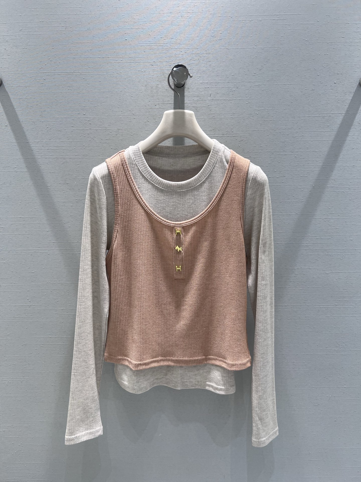 NO:708228,Support exchange of 2026SS niche new product series // Fake two-piece knitted top fake two-piece design, the front of the vest is decorated with small metal buckles, made of high-strength knitted fabric, soft and skin-friendly, the U-shaped neckline modifies the clavicle line, adding a little sexy. Easily create a lazy and casual Korean style atmosphere. SML real shot details,,19860909支持换款2026SS小众新品系列//假两件针织上衣假两件设计,背心前襟点缀小巧的金属扣饰,采用高弹坑条针织面料,触感柔软亲肤,U型领口修饰锁骨线条,增添小性感.轻松打造慵懒随性的韩系穿搭氛围.SML实拍细节,,,Women's clothing